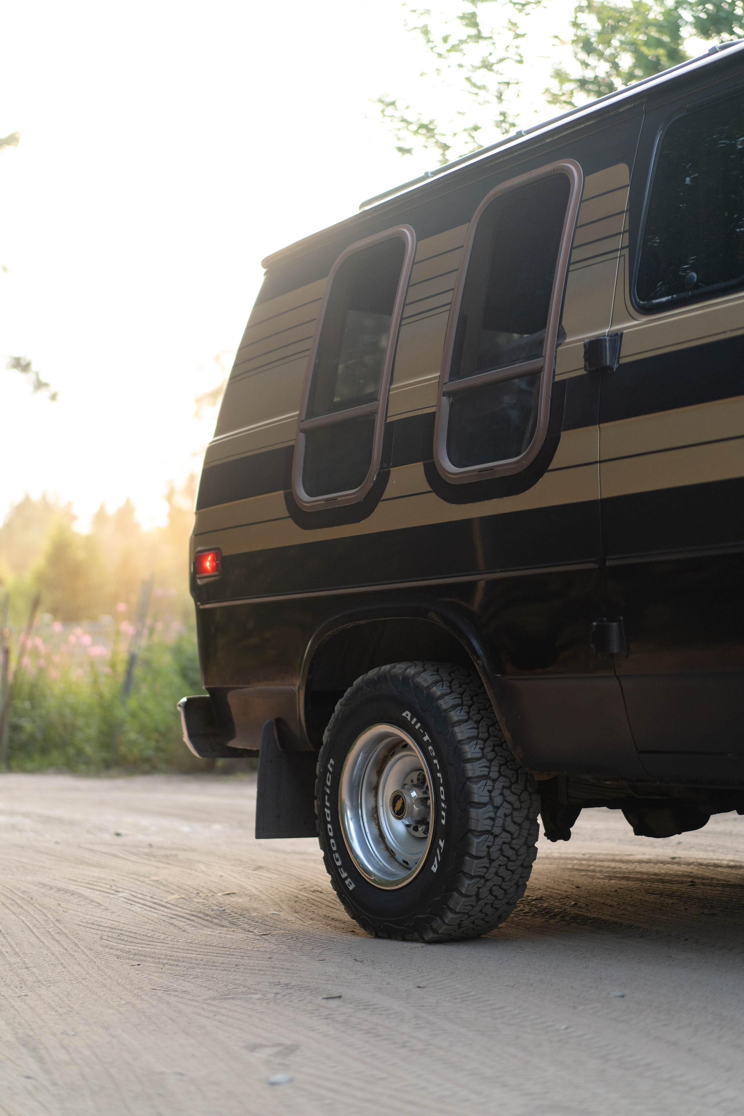 Стильный американский фургон  Chevrolet летом. Автомобильный фотограф Антон Цырулев