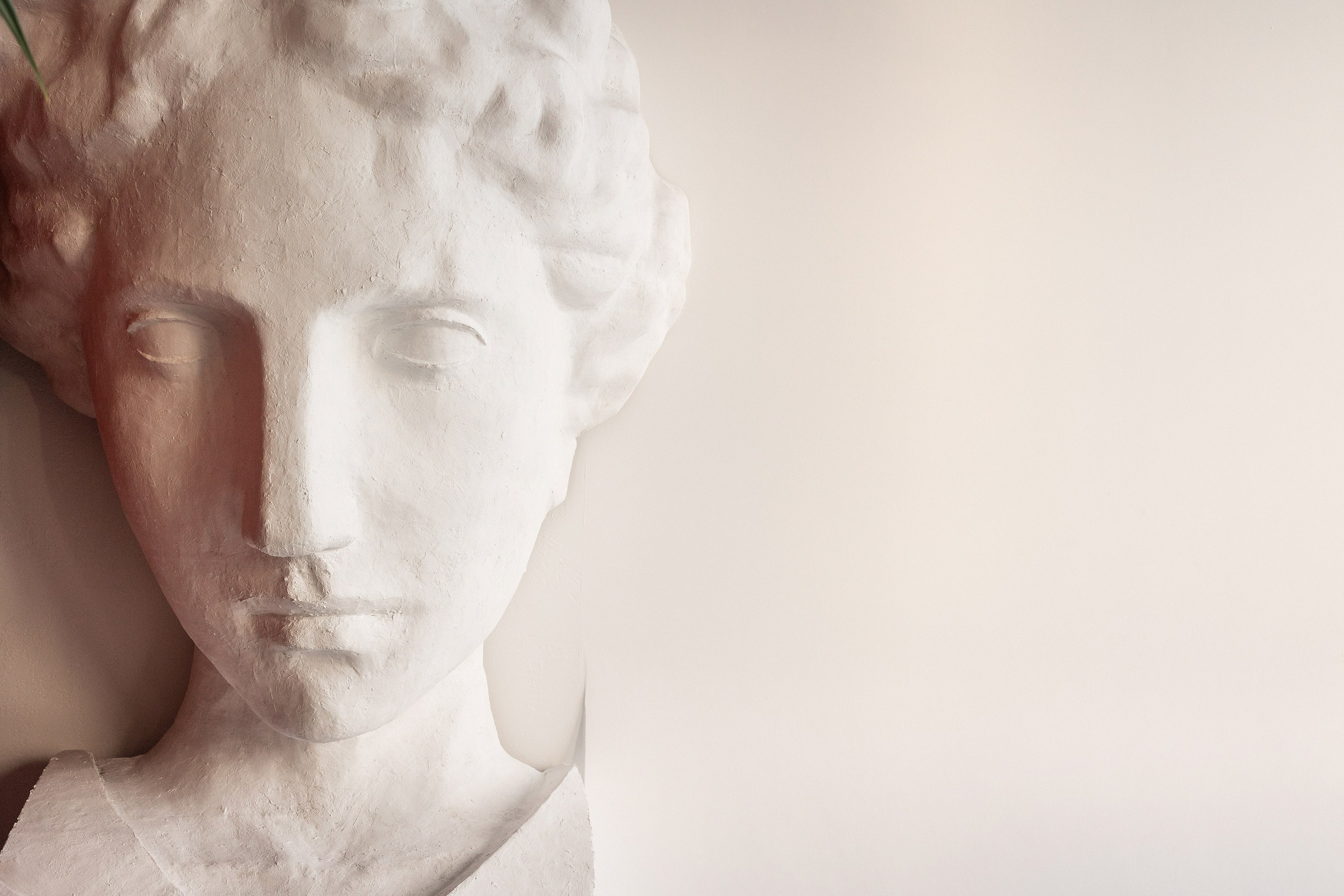 Зал Невский в фотостудии Питер в Сургуте для семейных и индивидуальных фотосессий. Идеально подойдёт для съёмки на выпускные альбомы для старших классов. 