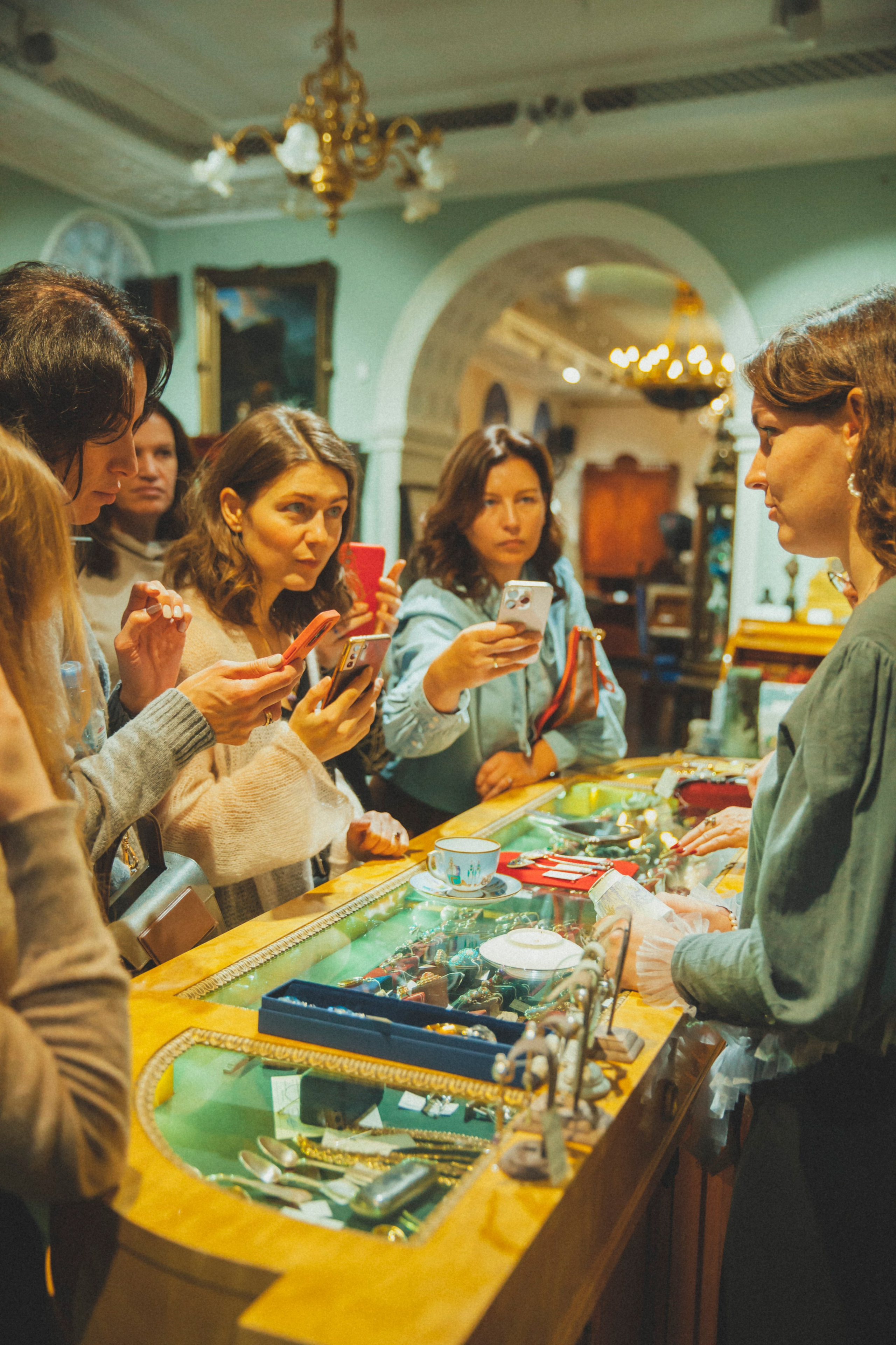 Фарфоровая экспедиция в Петербурге. Ольга Черешнева. Фотограф Александра Степанова