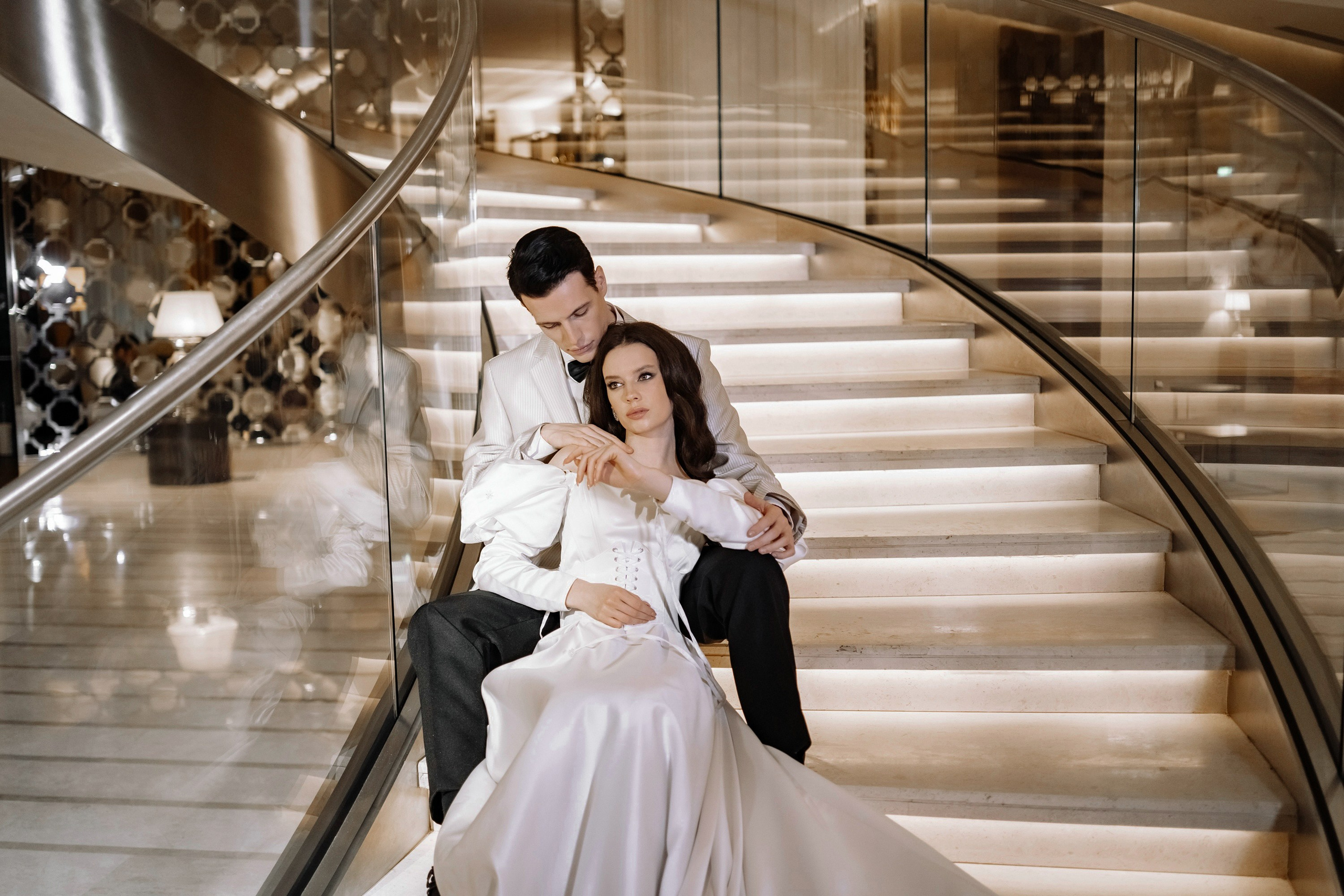Фотосессия свадьбы на лестнице в Hyatt Regency Moscow Petrovsky Park. Свадебный и семейный фотограф в Москве Светлана Зоткина