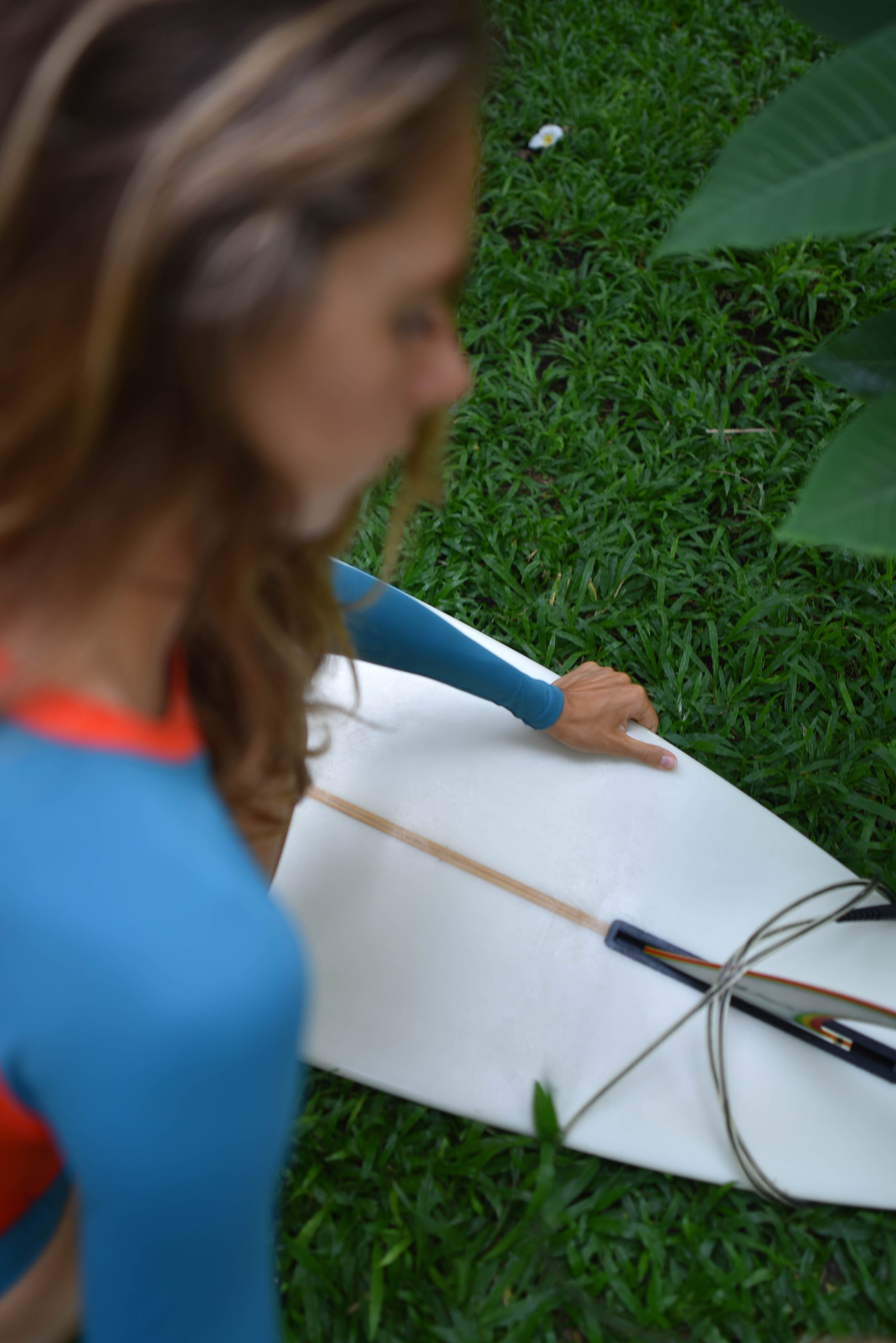 Съемка серфинга с воды в Аругам Бэй | Девушка на волнах восточного побережья. Фотограф на Шри-Ланке