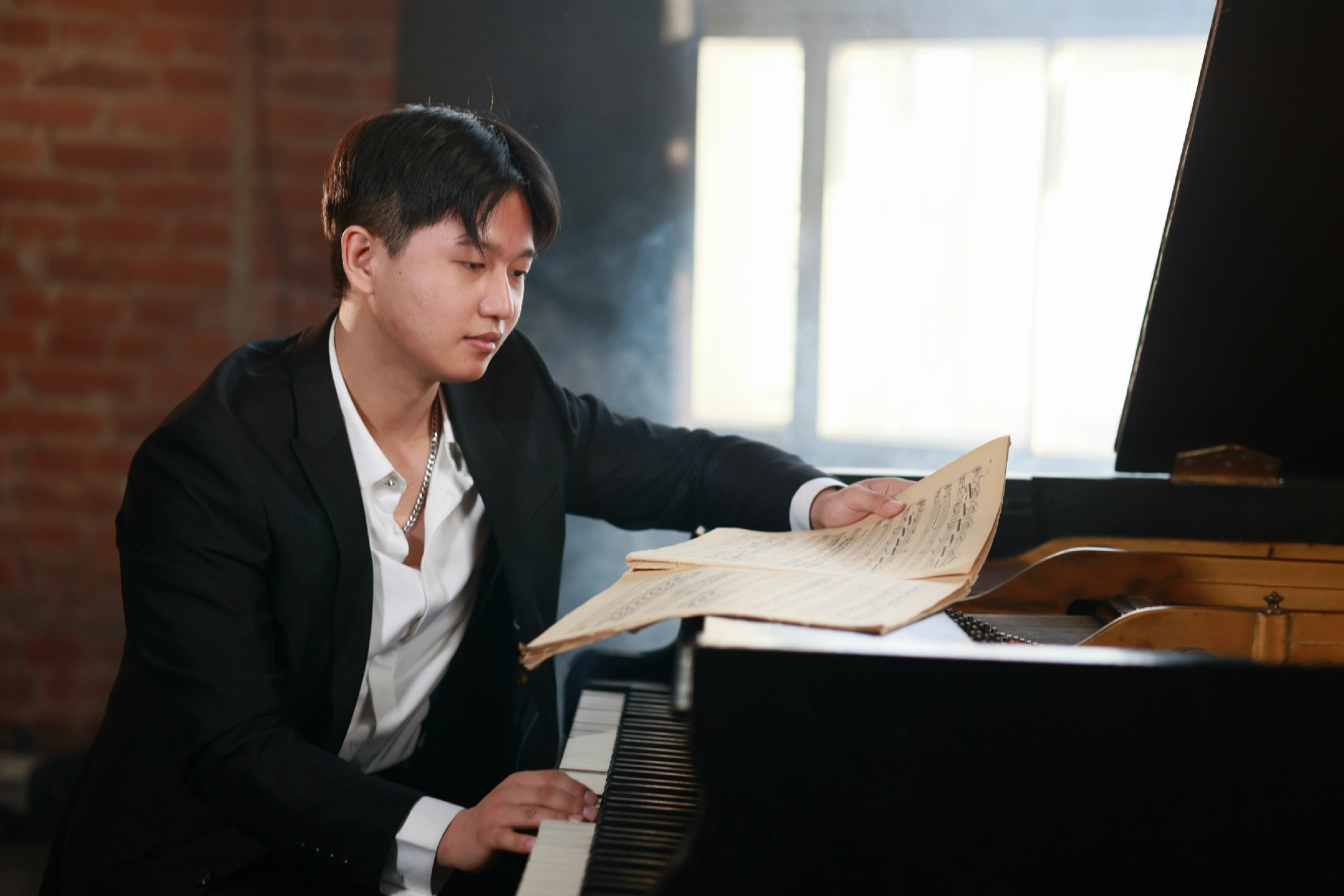 Пианист Даниил. Видеограф и фотограф Надежда Корнейчик