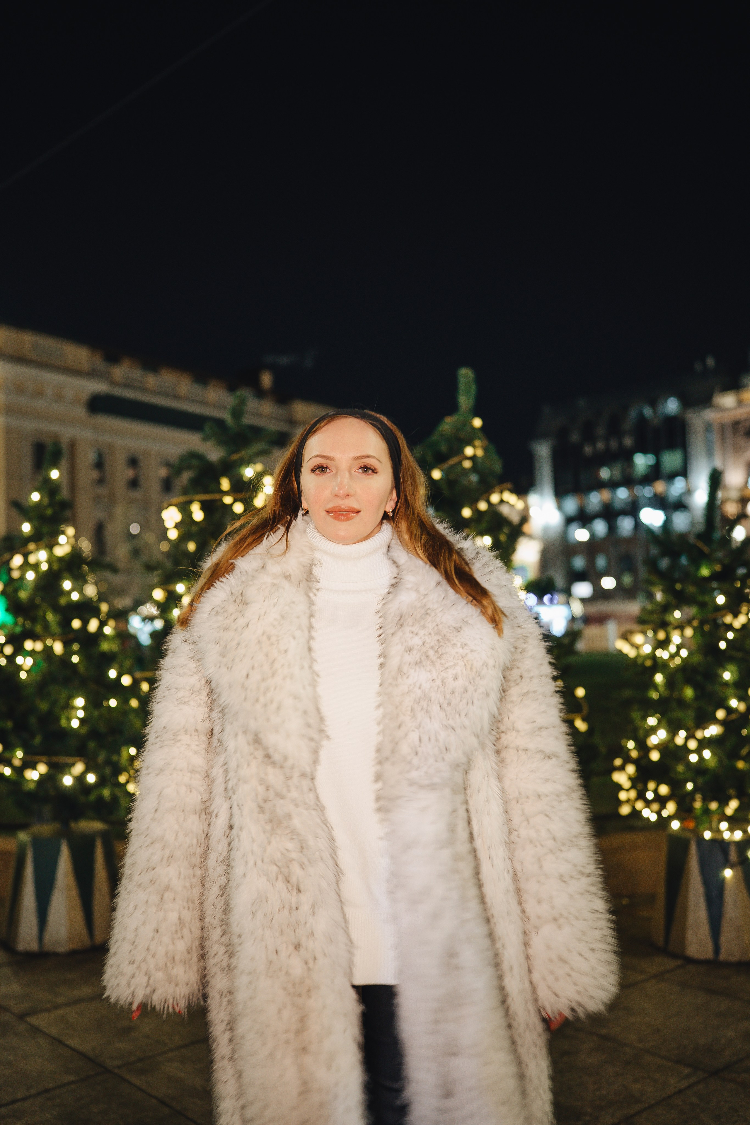ПРОГУЛКА НА МАНЕЖНОЙ ПЛОЩАДИ ДЛЯ ДЕВУШКИ ПЕРЕД НОВЫМ ГОДОМ (НОВОГОДНЯЯ ФОТОСЕССИИЯ НА МАНЕЖНОЙ ПЛОЩАДИ). Профессиональный фотограф, Санкт-Петербург — Виктория Богомолова