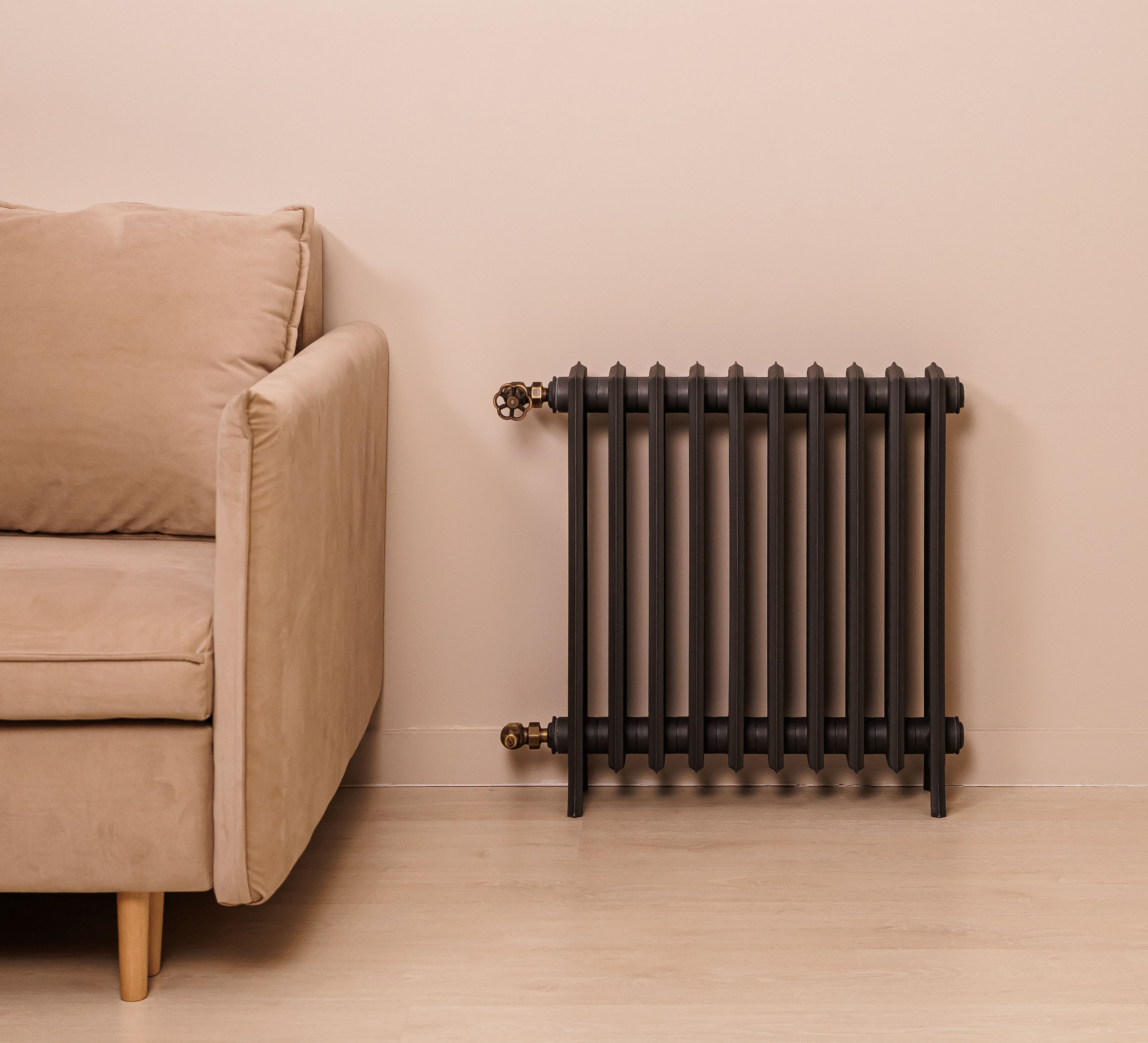 Предметные фотографии дизайнерских радиаторов отопления в стиле ретро