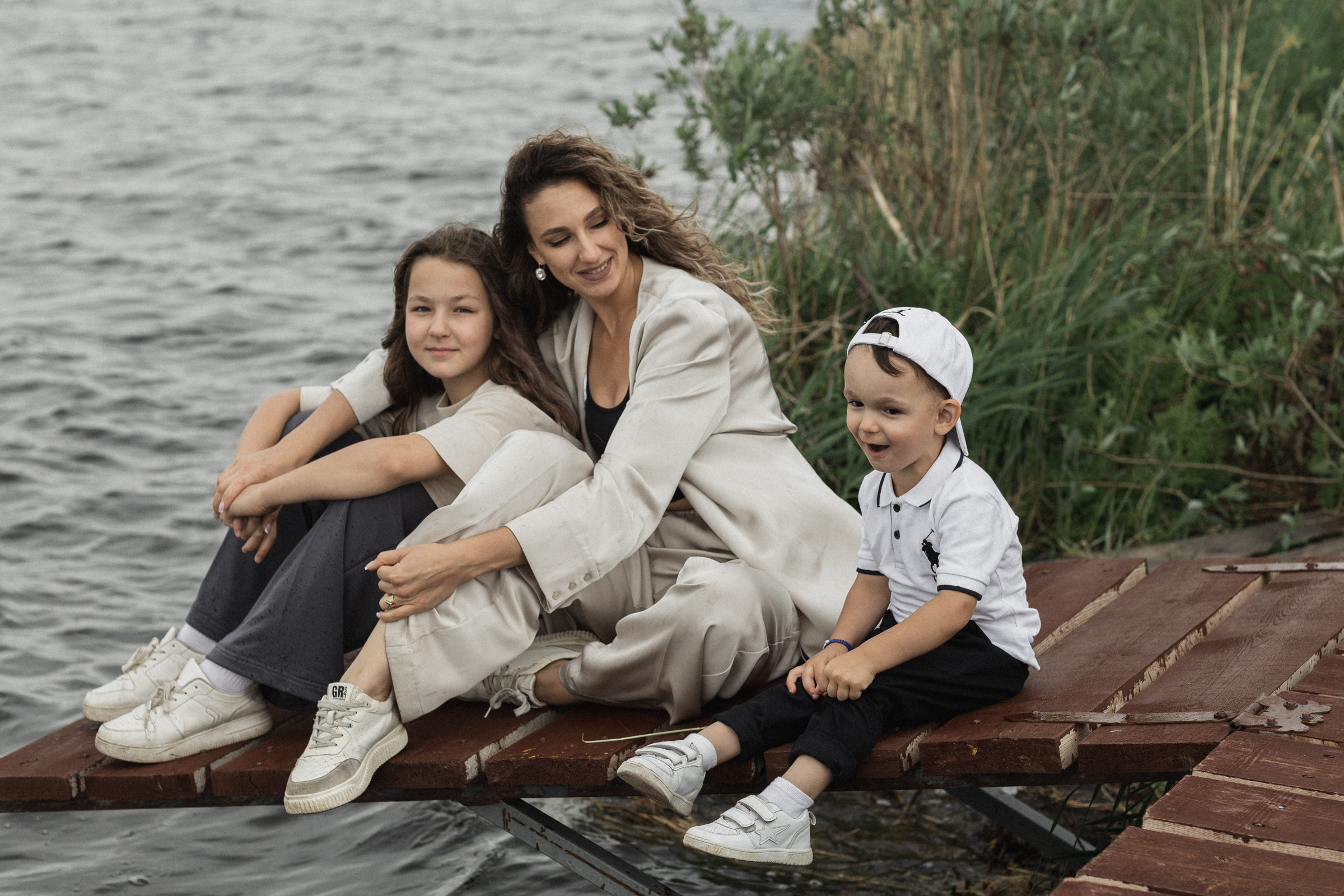 Маша с детьми на озере. Свадебный и семейный фотограф в Магнитогорске Катя Буряк