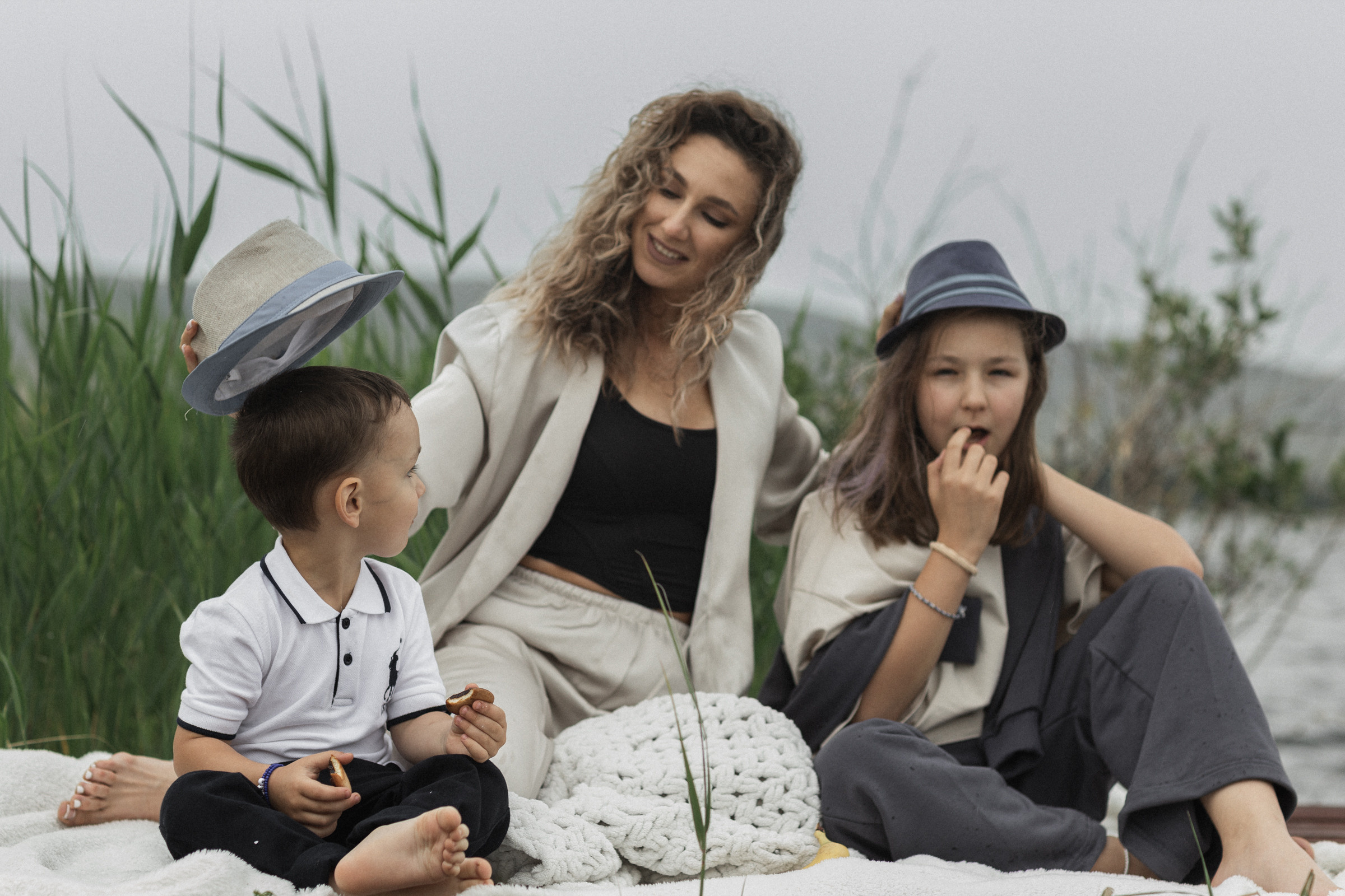 Маша с детьми на озере. Свадебный и семейный фотограф в Магнитогорске Катя Буряк
