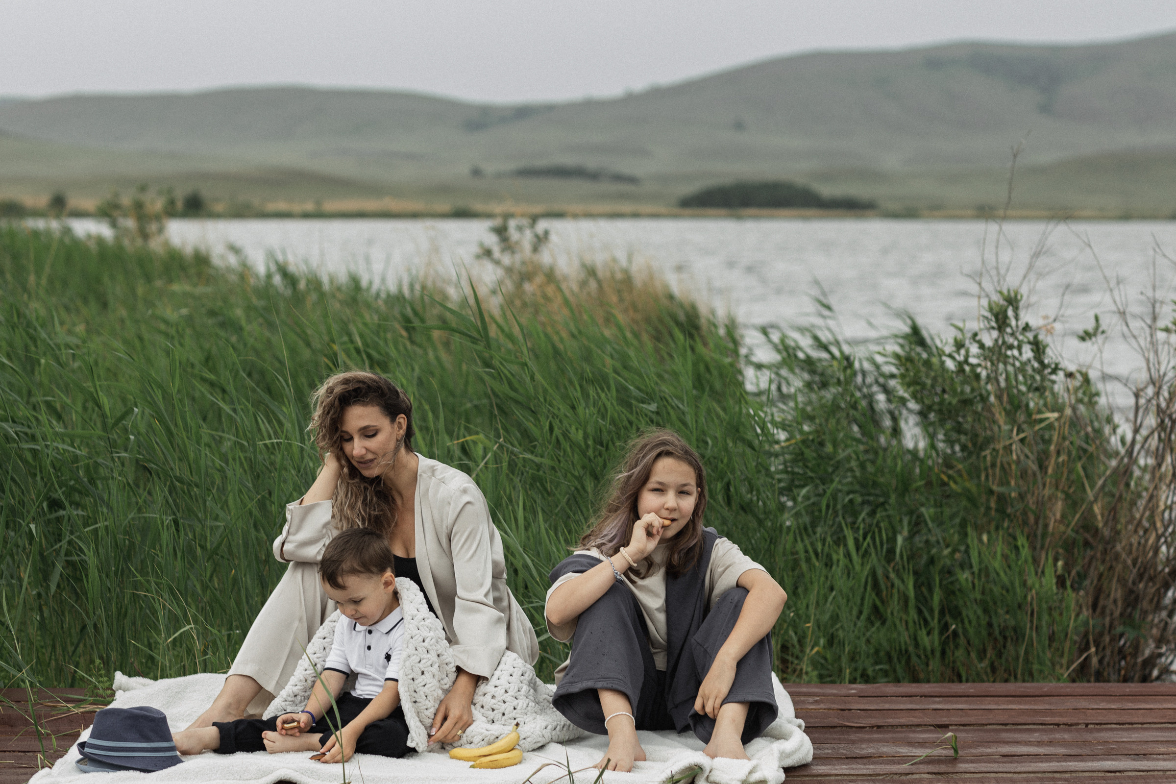 Маша с детьми на озере. Свадебный и семейный фотограф в Магнитогорске Катя Буряк