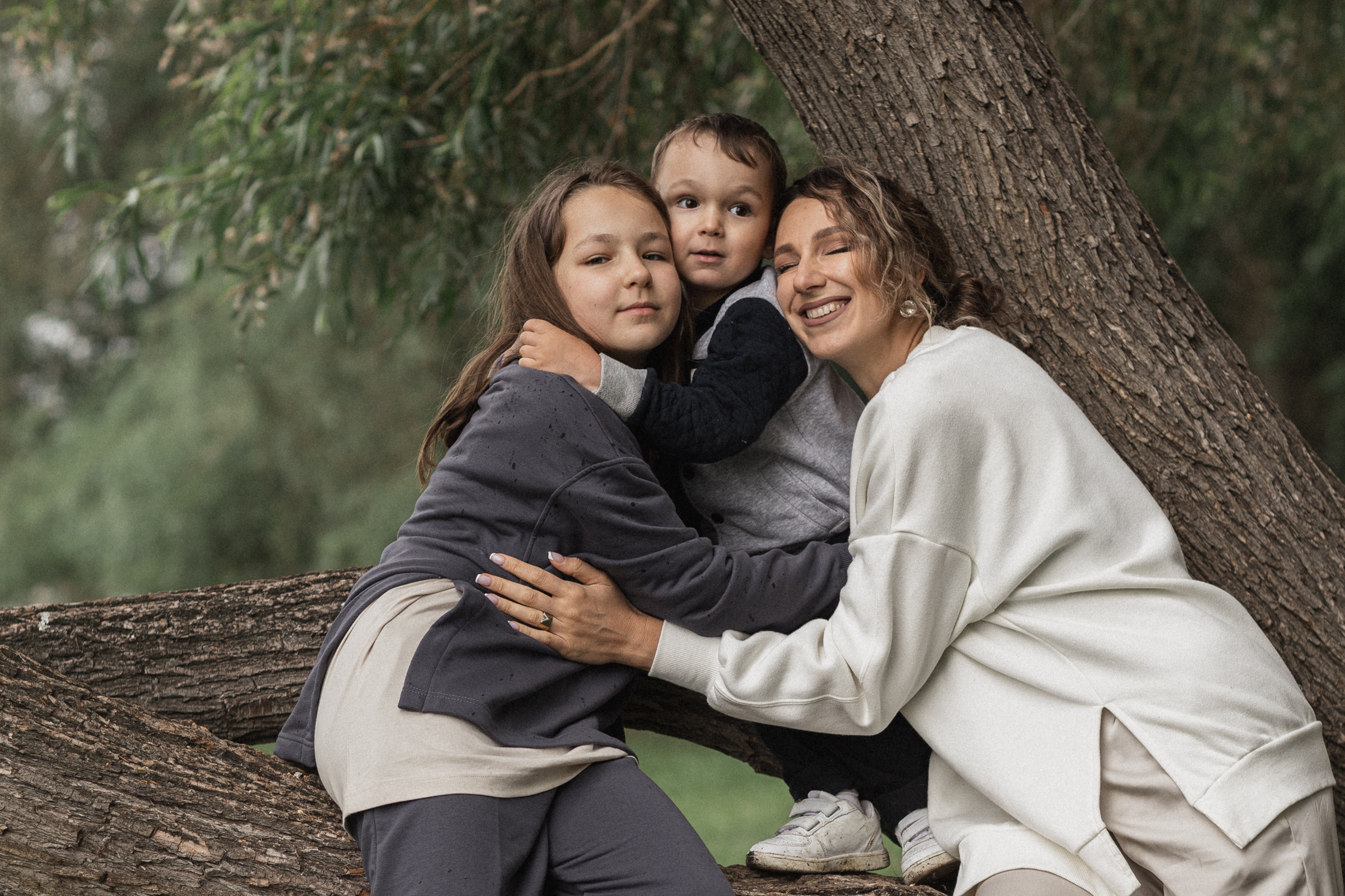 Маша с детьми на озере. Свадебный и семейный фотограф в Магнитогорске Катя Буряк