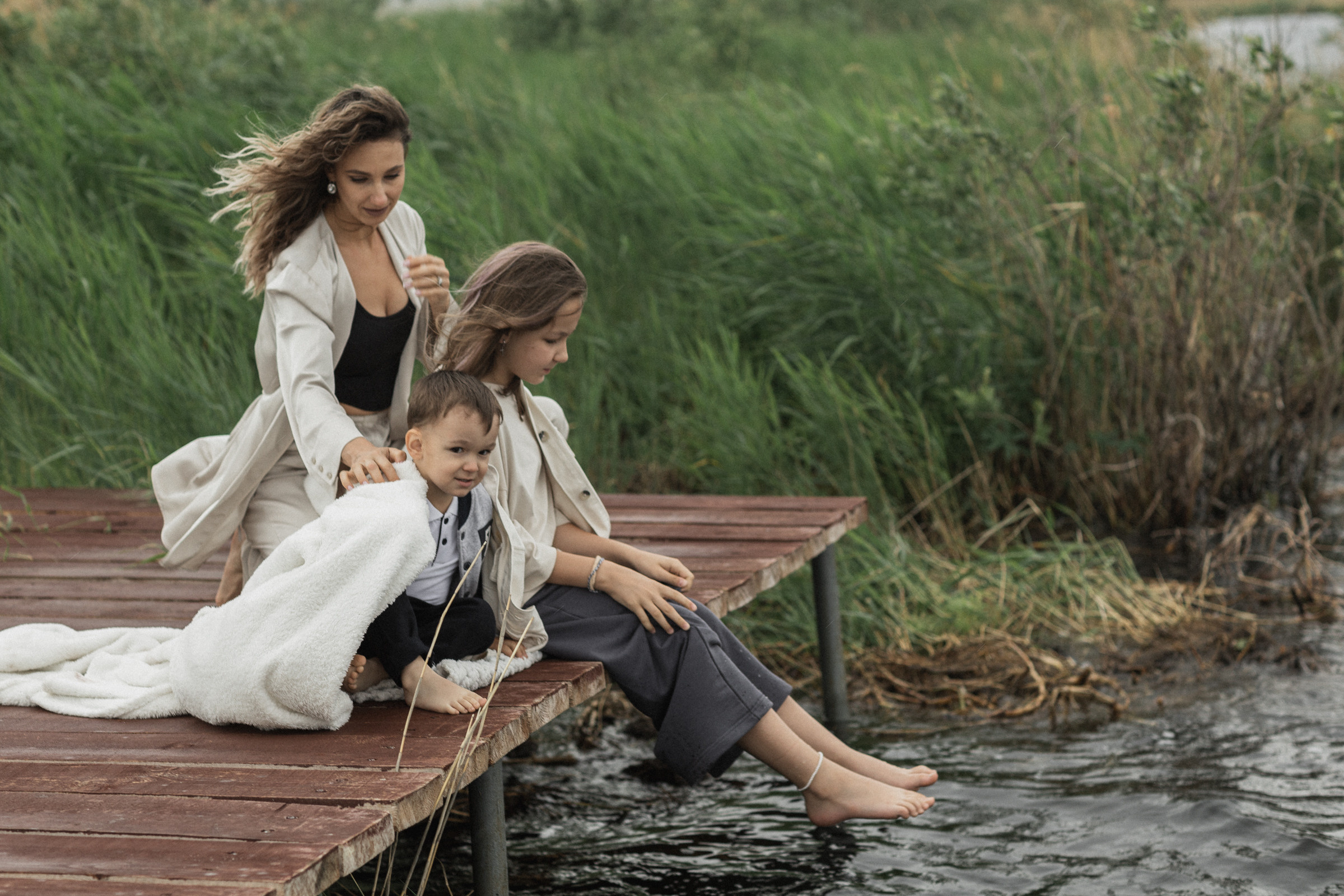 Маша с детьми на озере. Свадебный и семейный фотограф в Магнитогорске Катя Буряк