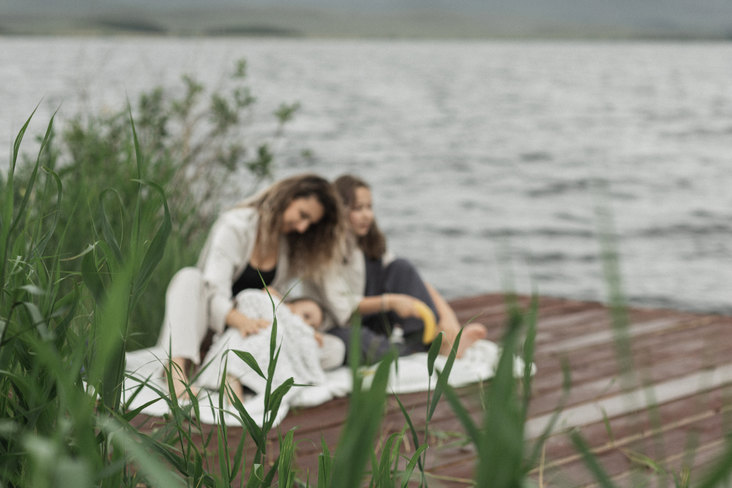 Маша с детьми на озере. Свадебный и семейный фотограф в Магнитогорске Катя Буряк