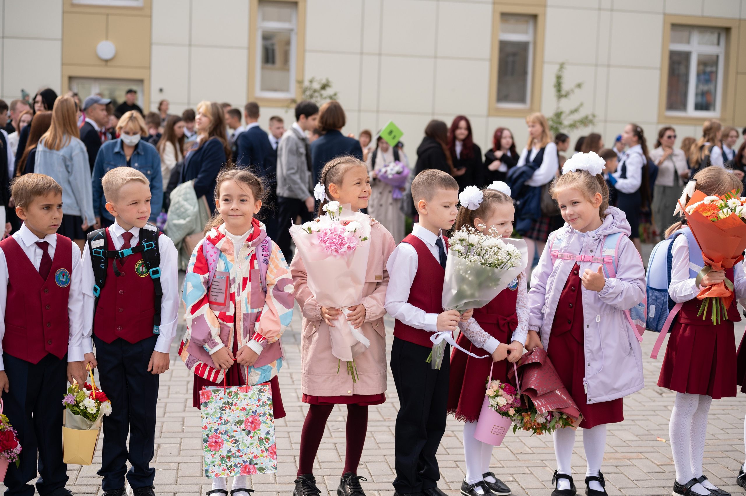 1 сентября 16 гимназия 2 класс (линейка + в классе+ на улице). Фотограф новорожденных, семейный детский в Тюмени Татьяна Морозова