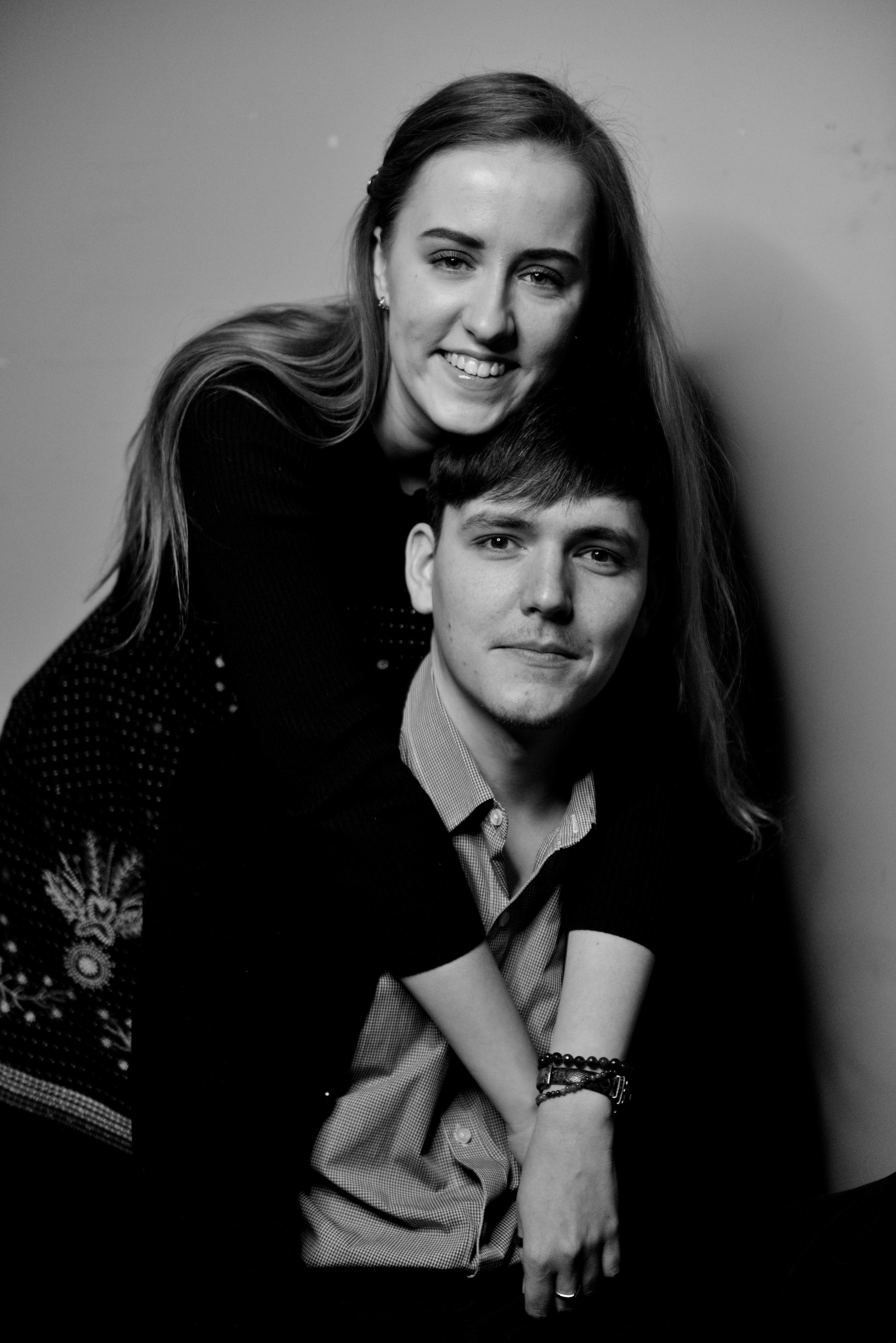 красивый портрет мужчины и женщины на черно-белой фотографии. 