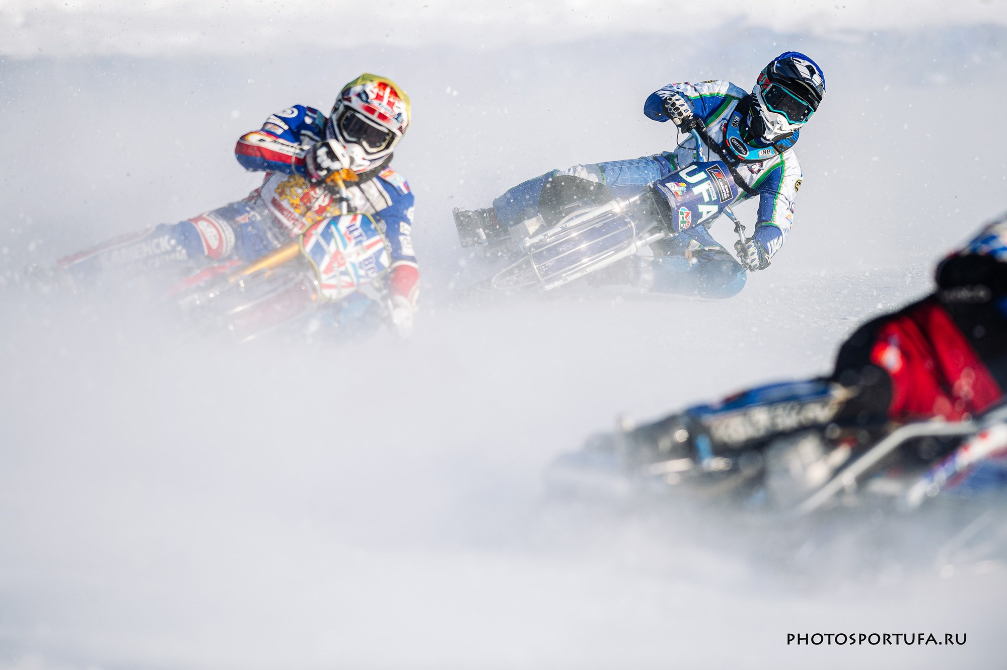 Мотогонку на льду. Спортивный фотограф в Уфе Евгений Буров