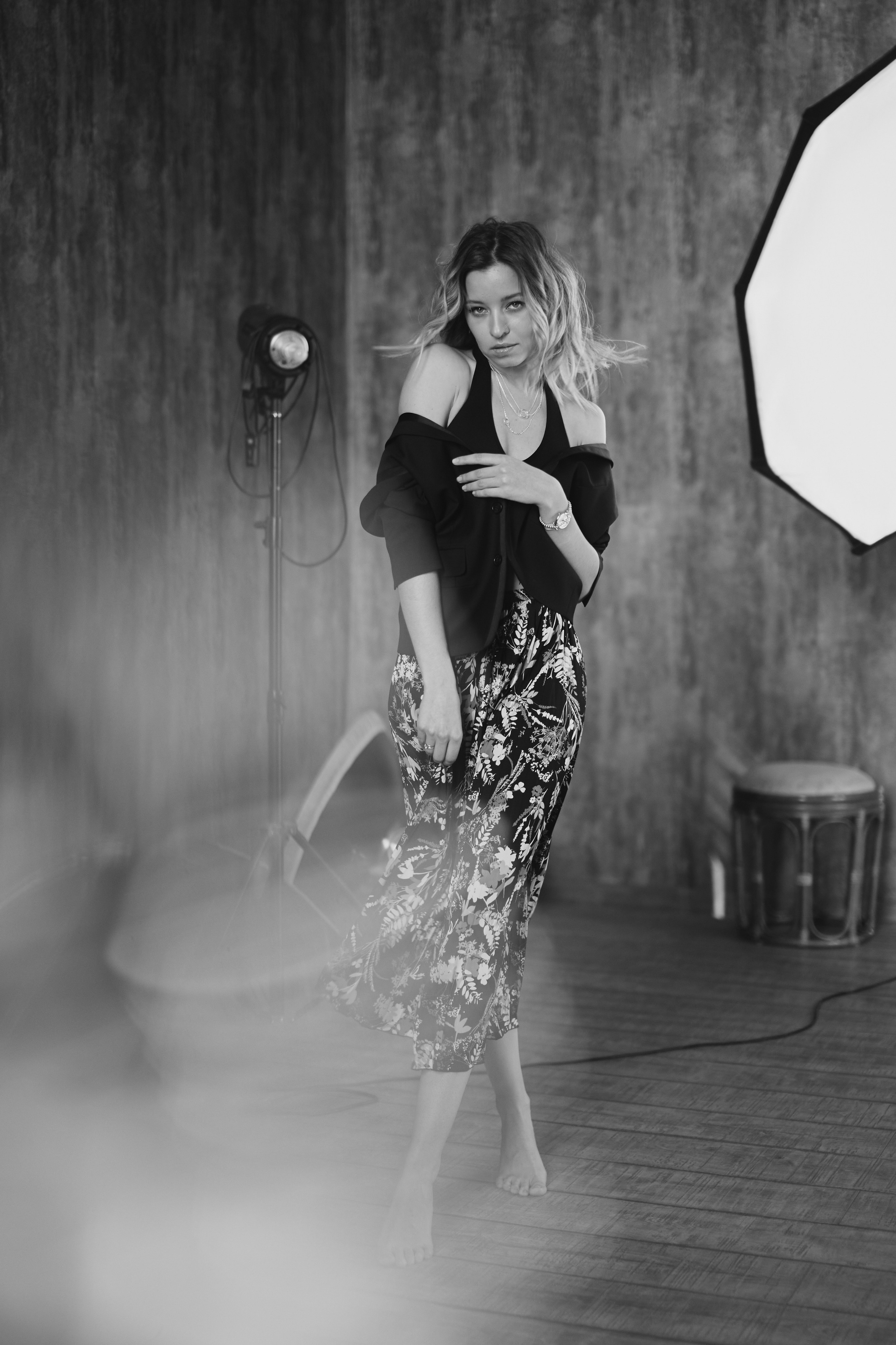 Черно-белая фотосессия в интерьерной студии для Алины. Репортажный и женский фотограф в Новосибирске