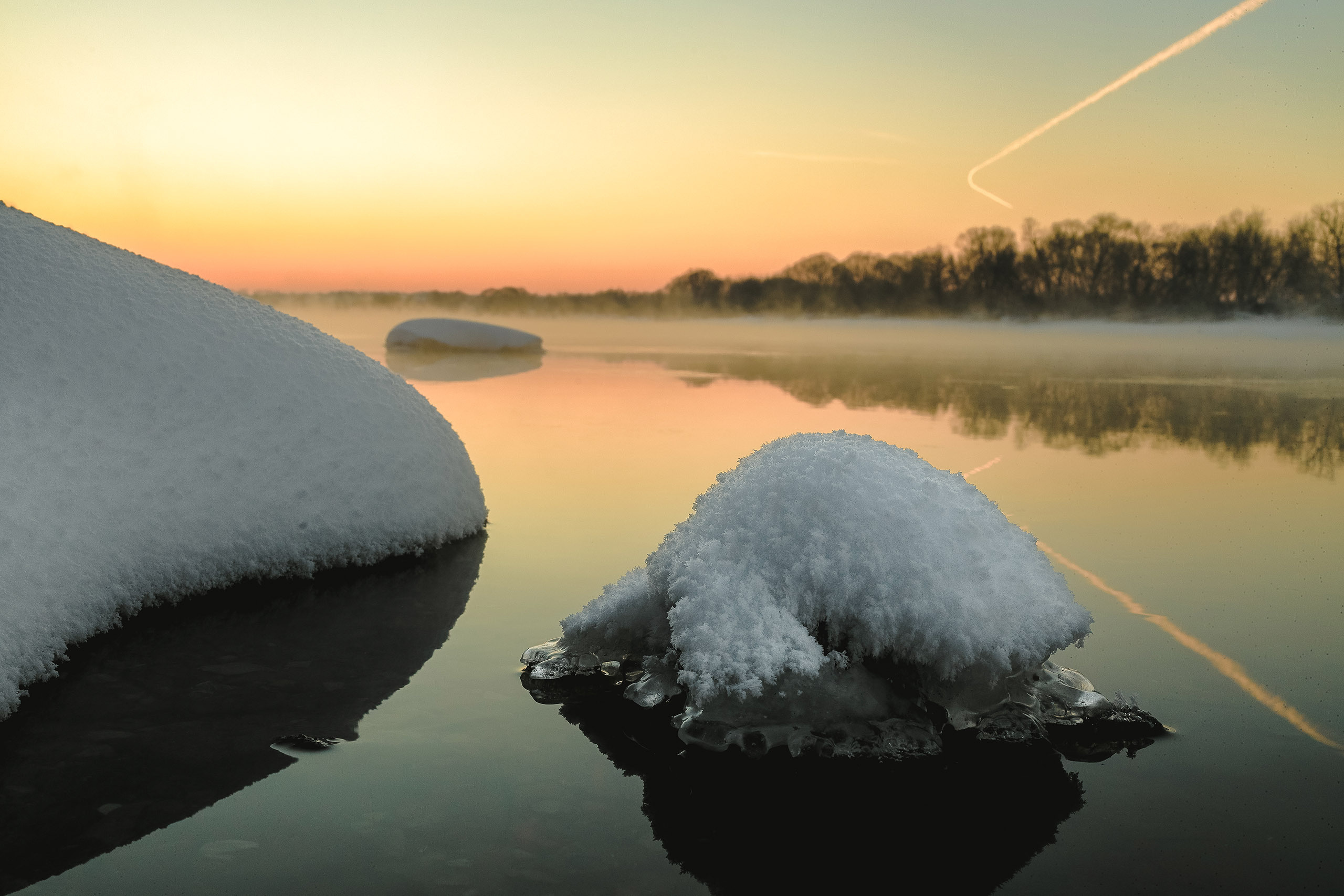 Ледяные образования на реке зимой