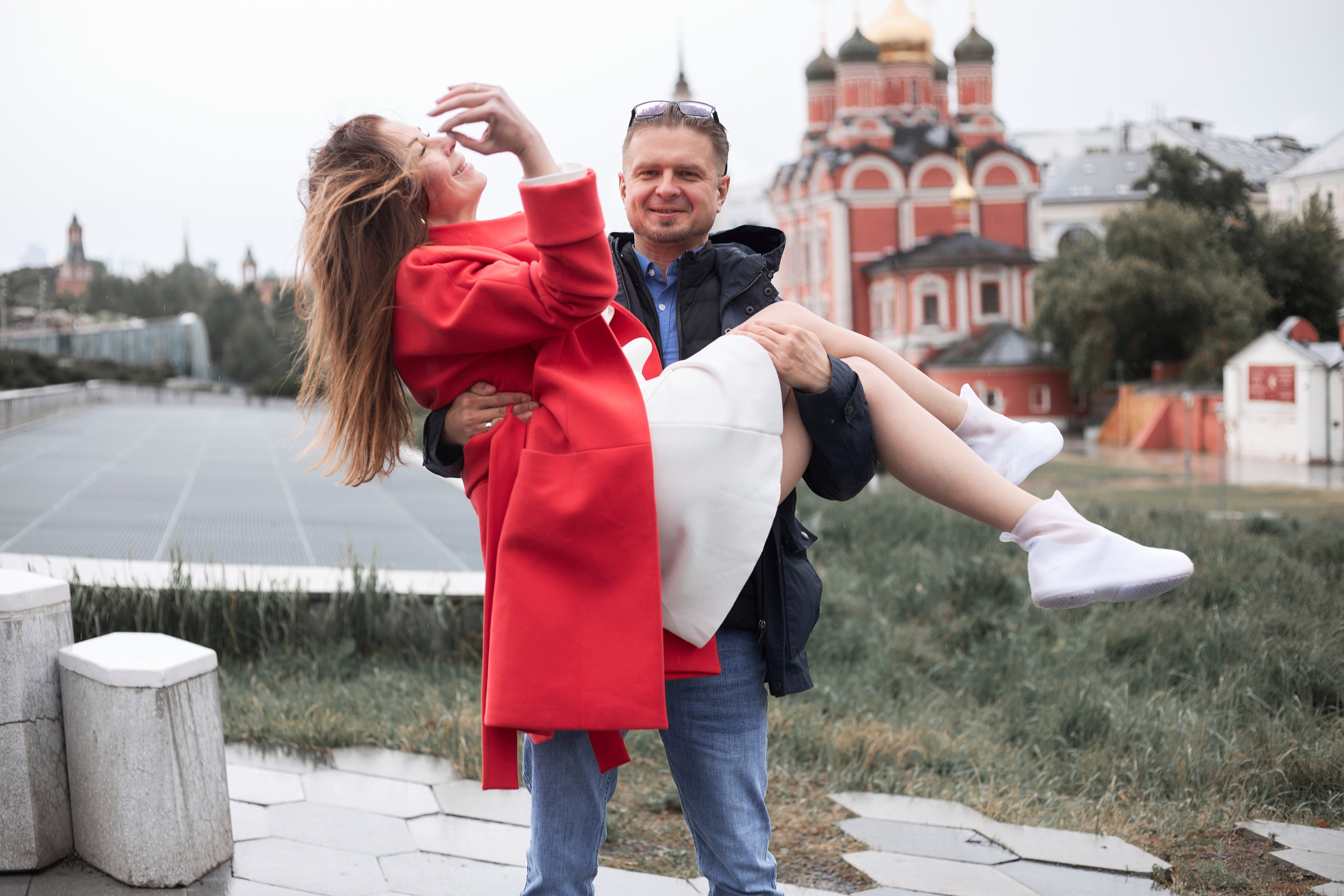 Фотосессия в ЗАГСе Кузьминки и прогулка в Зарядье: яркие моменты, несмотря на дождь