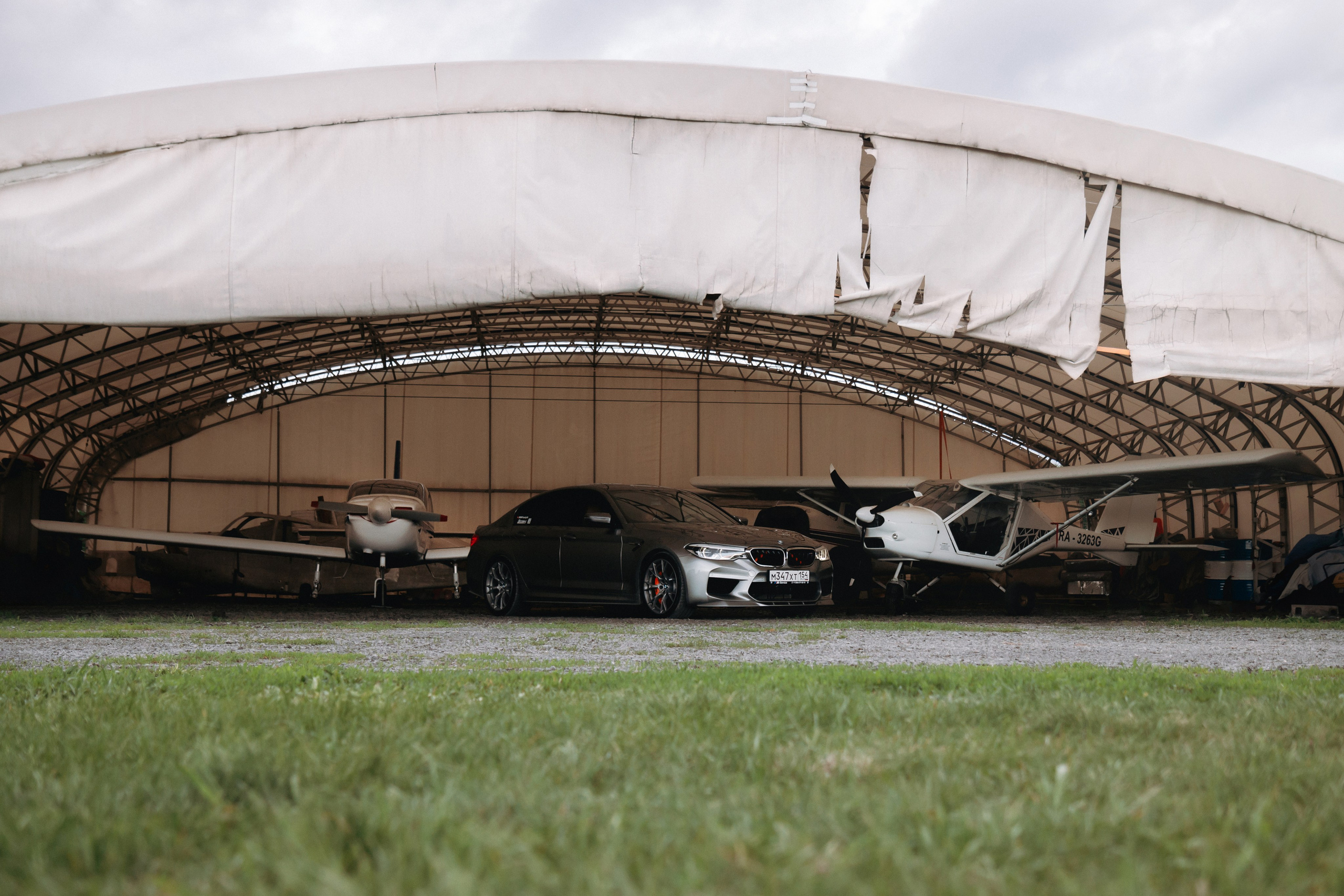 BMW M5 with plane. Автомобильный фотограф и видеограф в Новосибирске|Александра Косухина