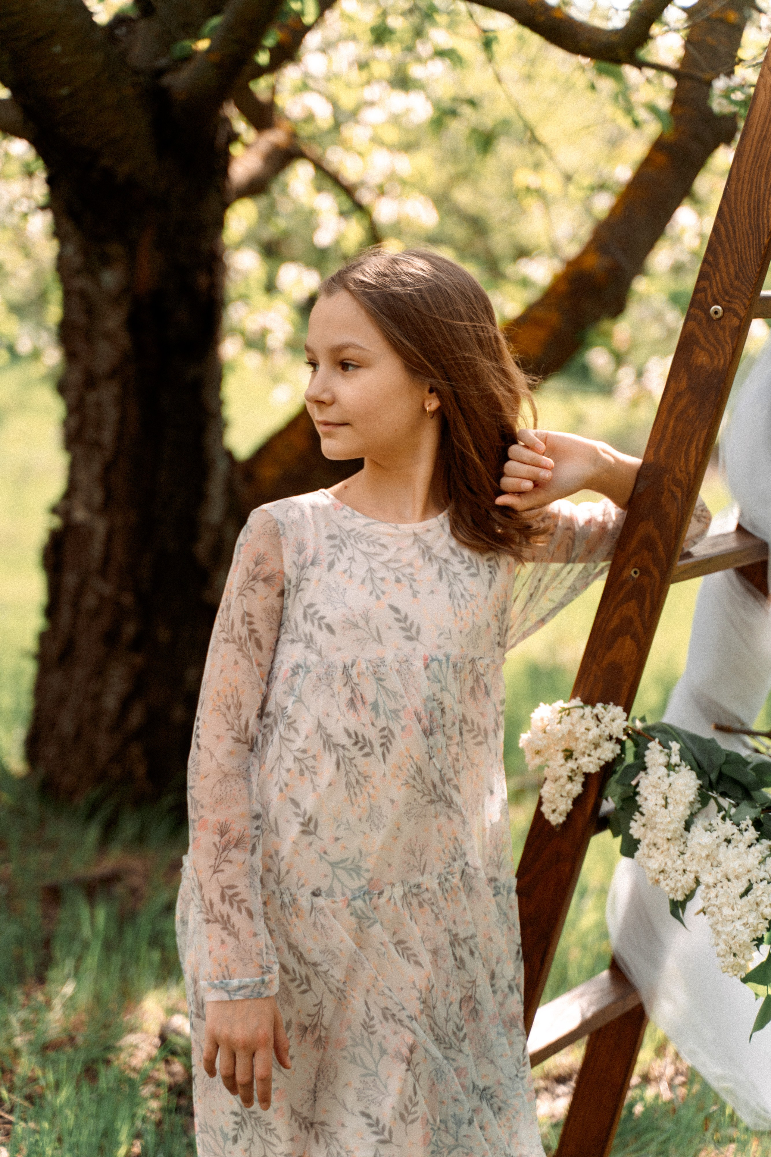 Сава и Ася в цветущем саду. Семейный фотограф Новочеркасск