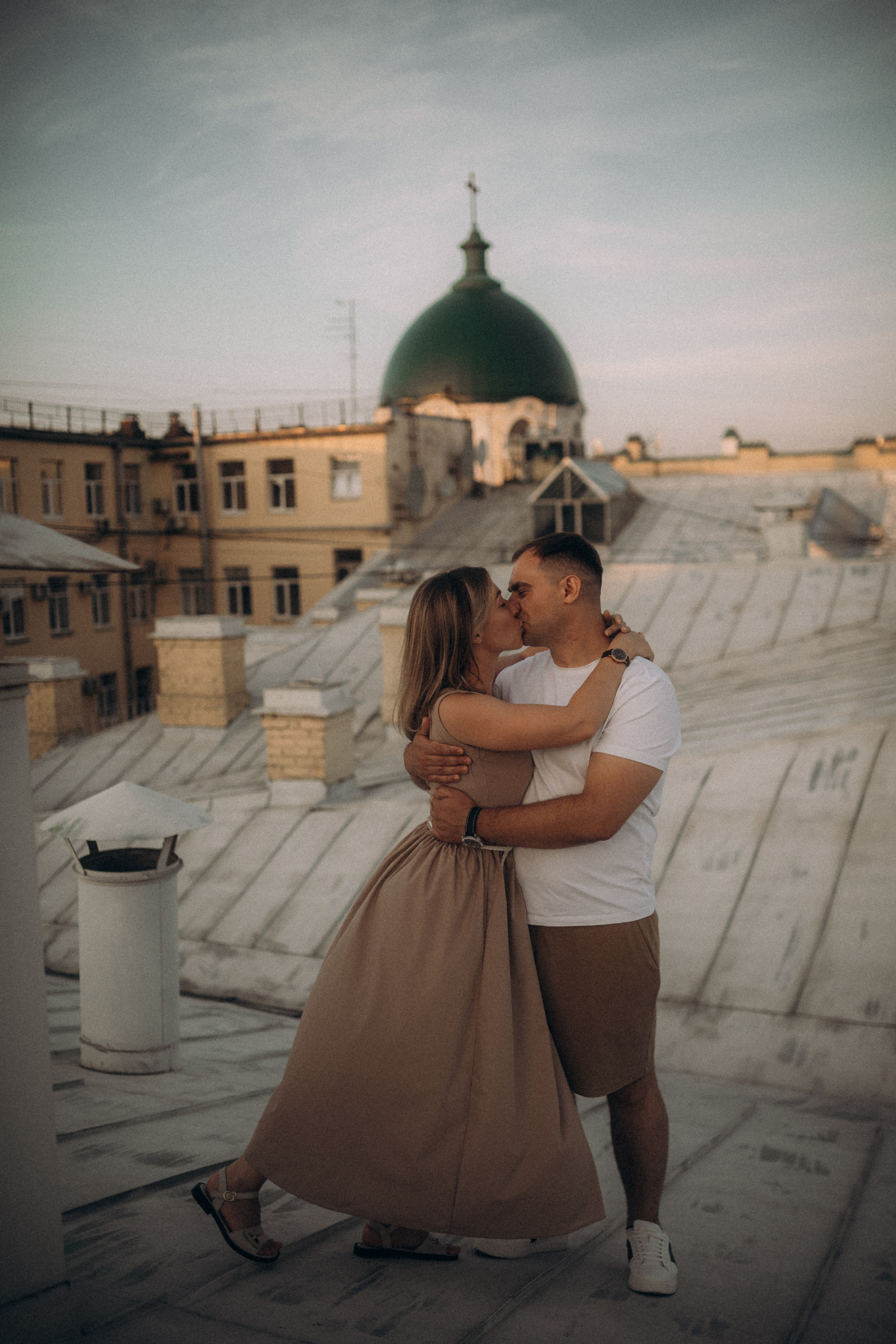 Мы сидим на питерской, теплой крыше. Фотограф в Санкт Петербурге Лара Великова