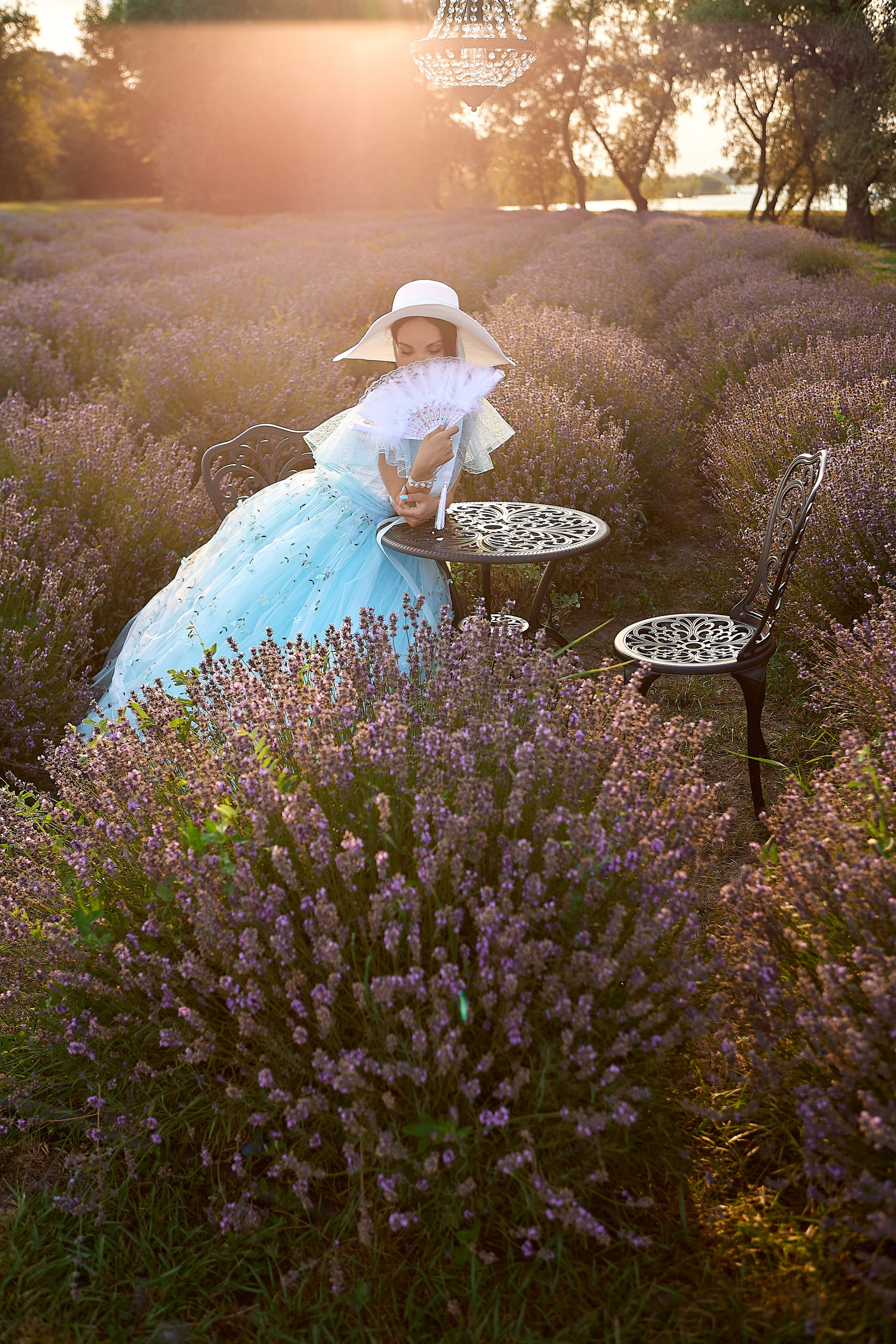 Девушка в бирюзовом  винтажном платье в лаванде