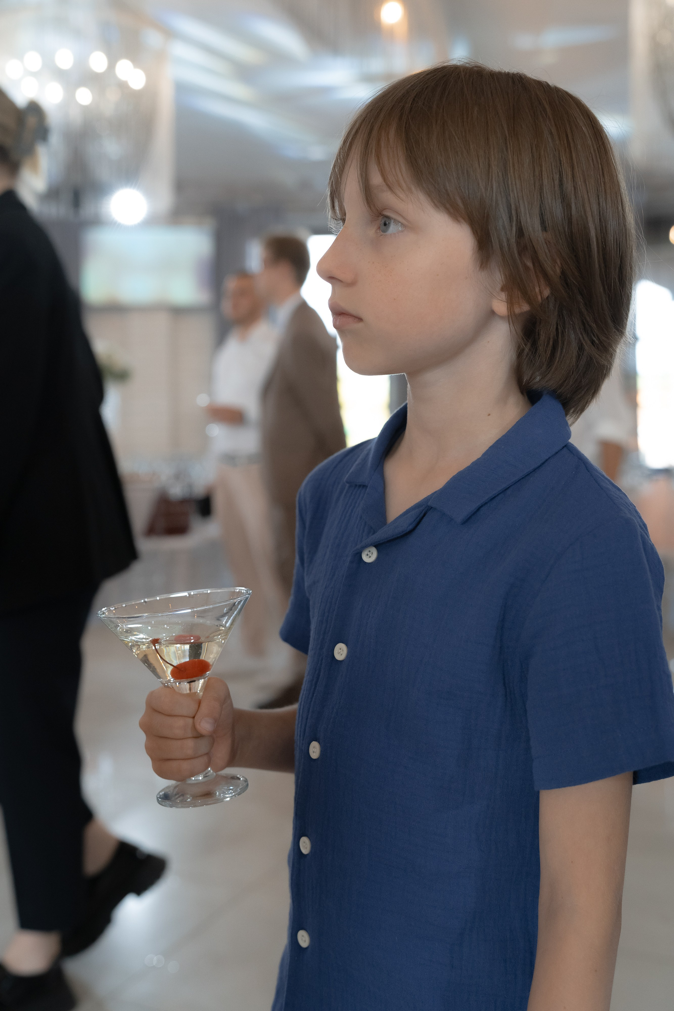 Юный гость на свадьбе с бокалом на банкете, Петергоф Лофт