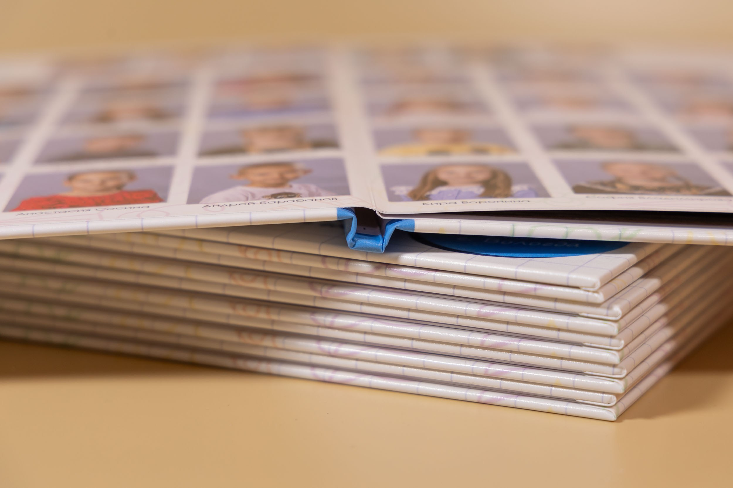 Угол раскрытия разворота выпускной фотокниги для 4 класса.