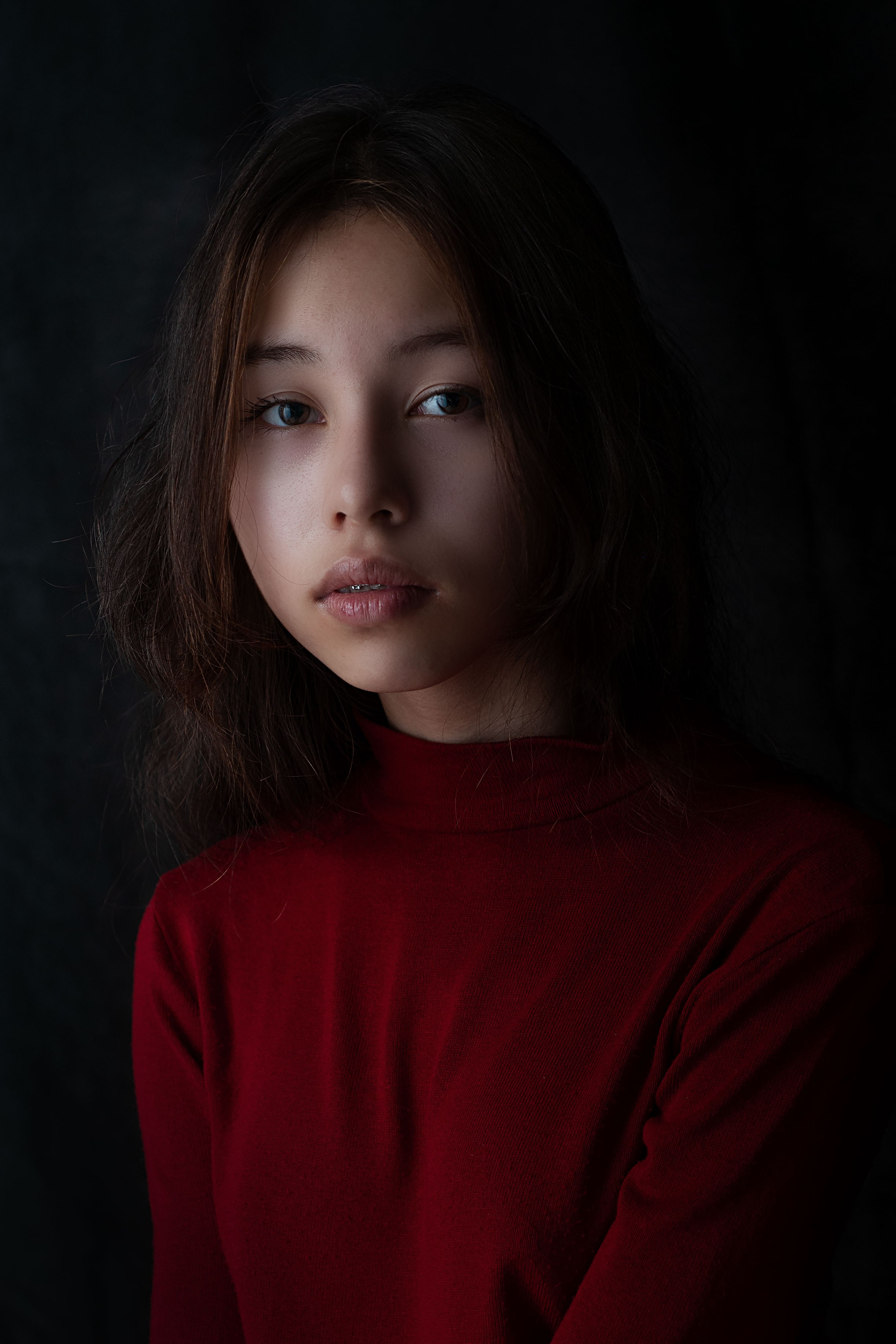 цветной студийный портрет девочки в низком ключе young girl model