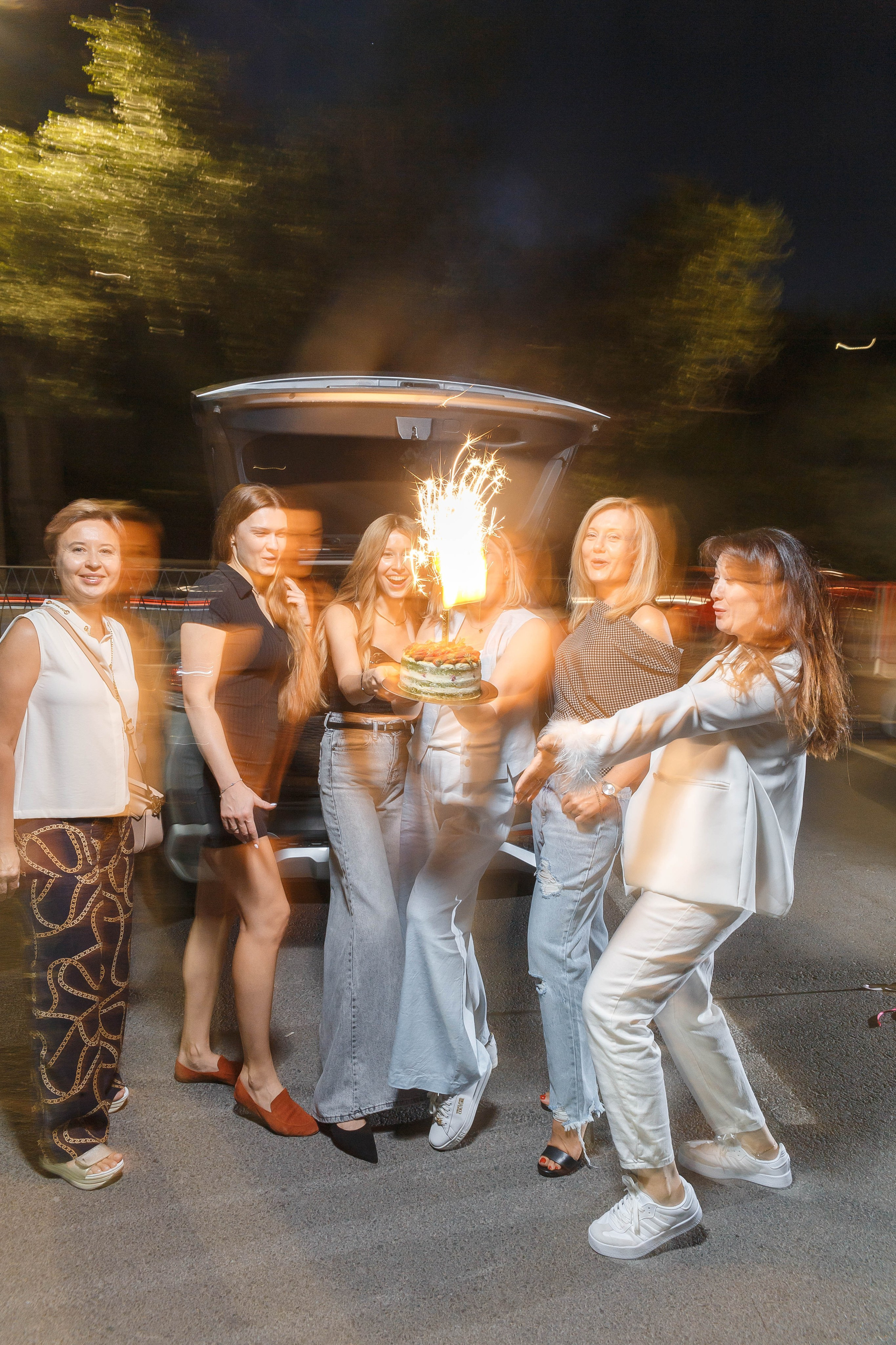 День рождения Оксаны: подруги, набережная, торт, шампанское. Событийный фотограф Максим Бескоровайновнов