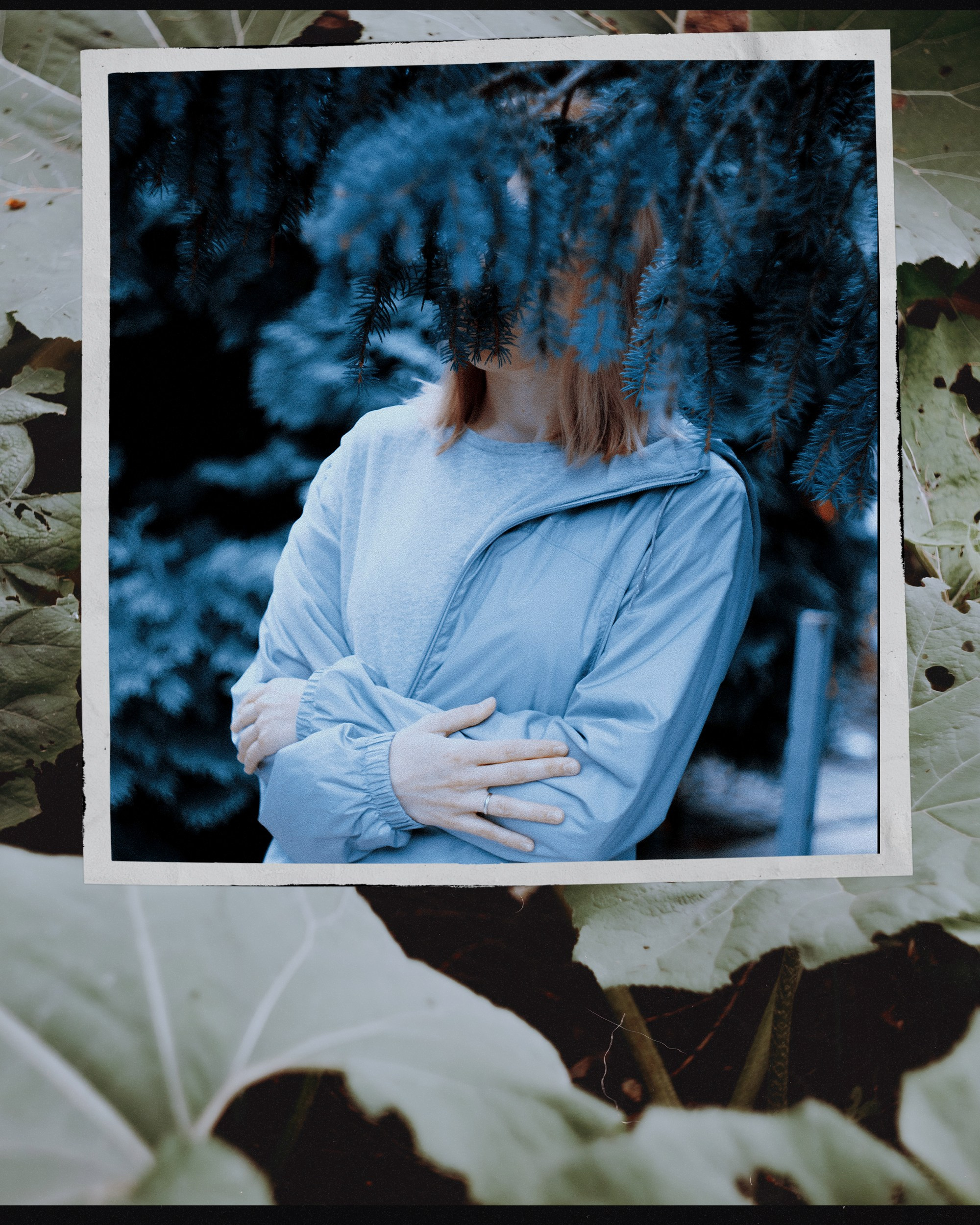 Девушка спряталась за веткой дерева