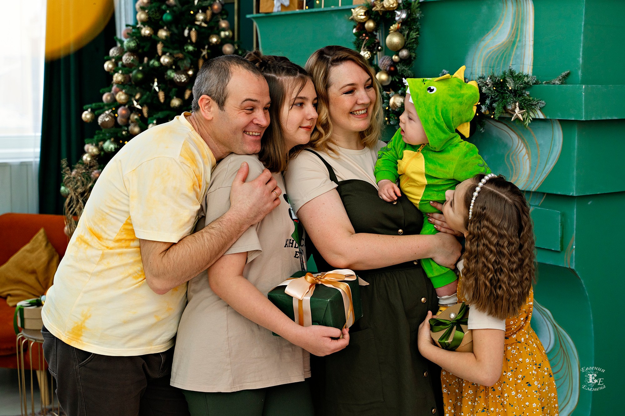 В студийном интерьере. Семейный и портретный фотограф в Санкт-Петербурге Евгения Елемена