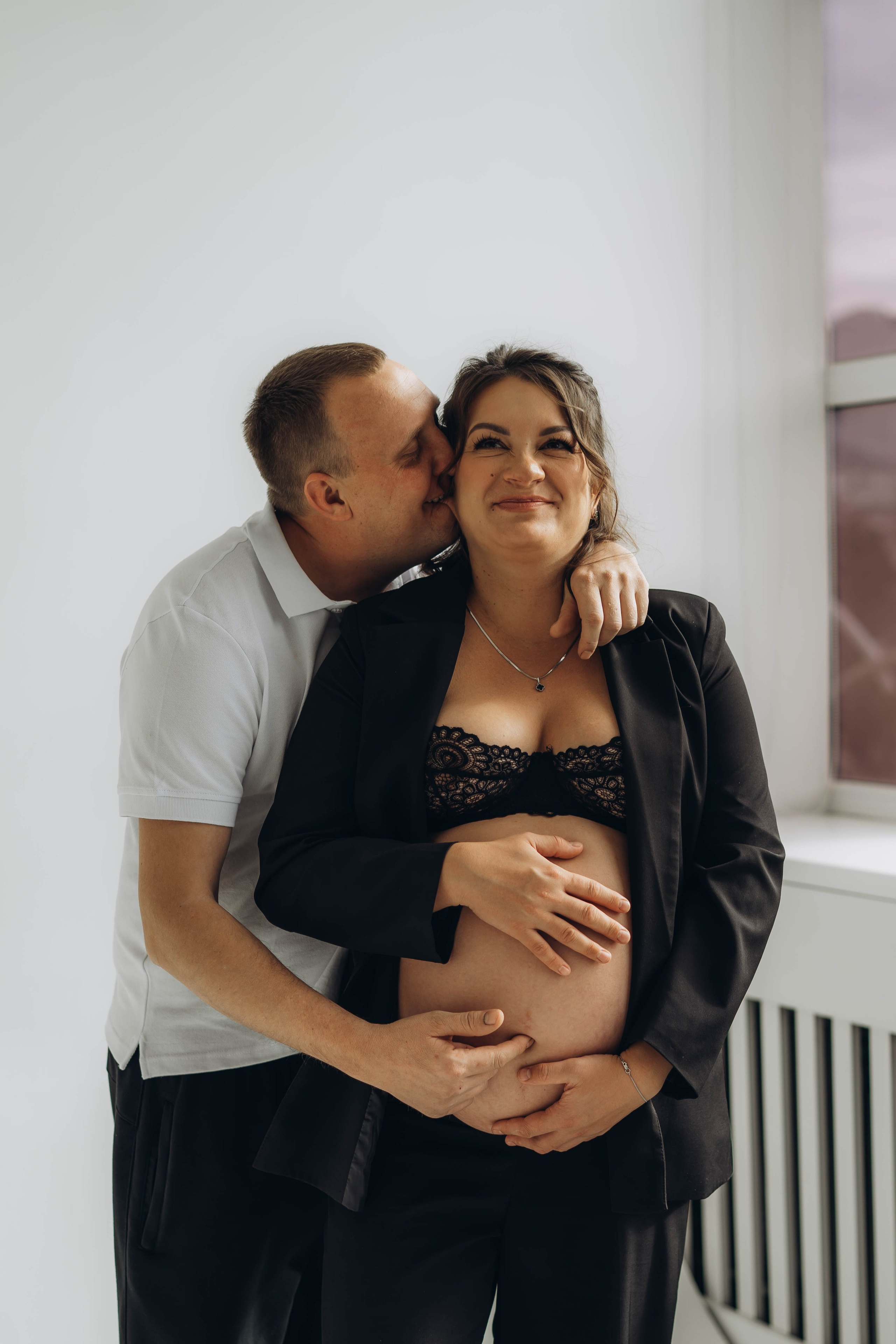 Беременность съемка пары в студии. Фотограф Екатеринбург Кокшарова Александра