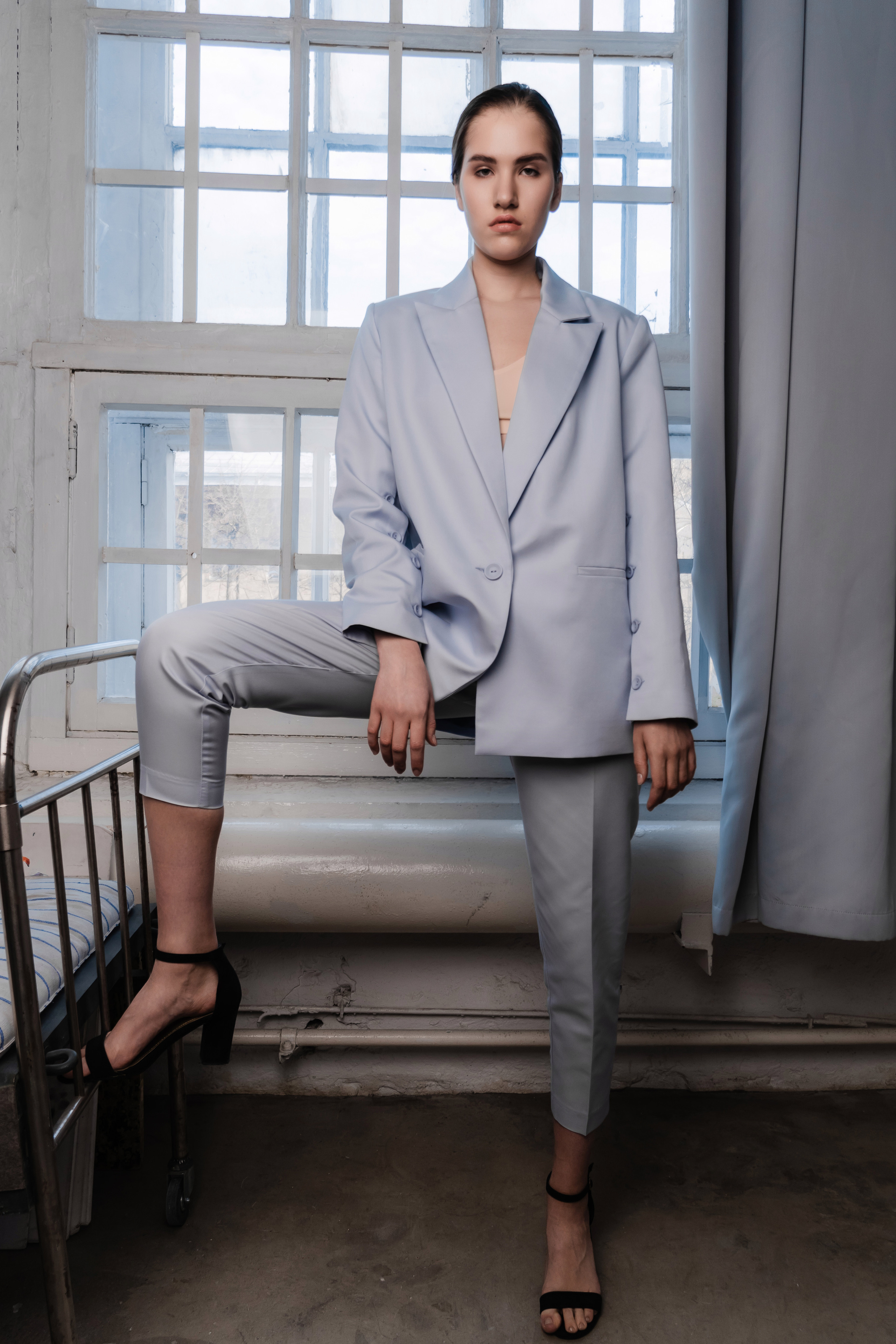 Голубой костюм из смесового шелка. Фотограф Москва