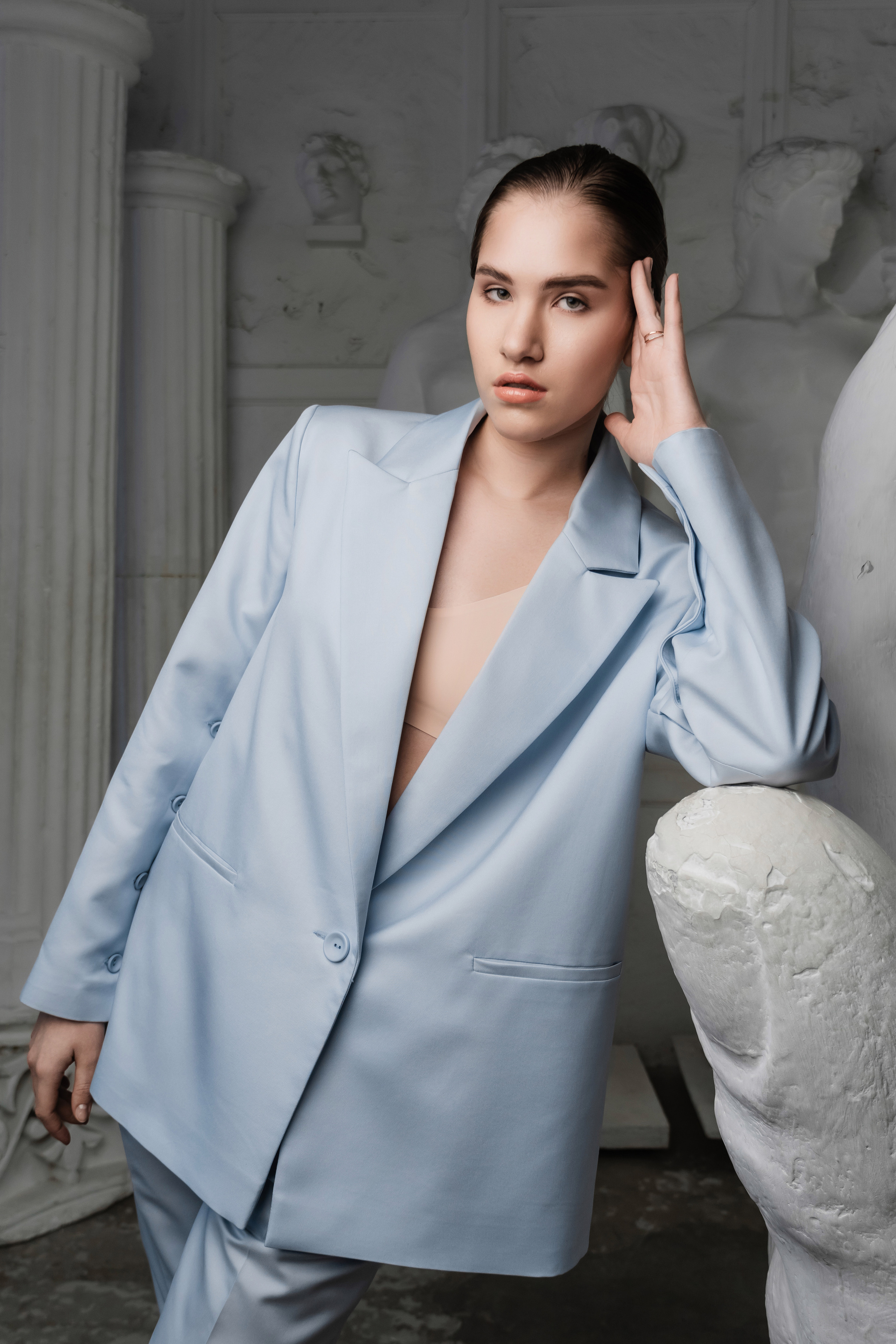 Голубой костюм из смесового шелка. Фотограф Москва