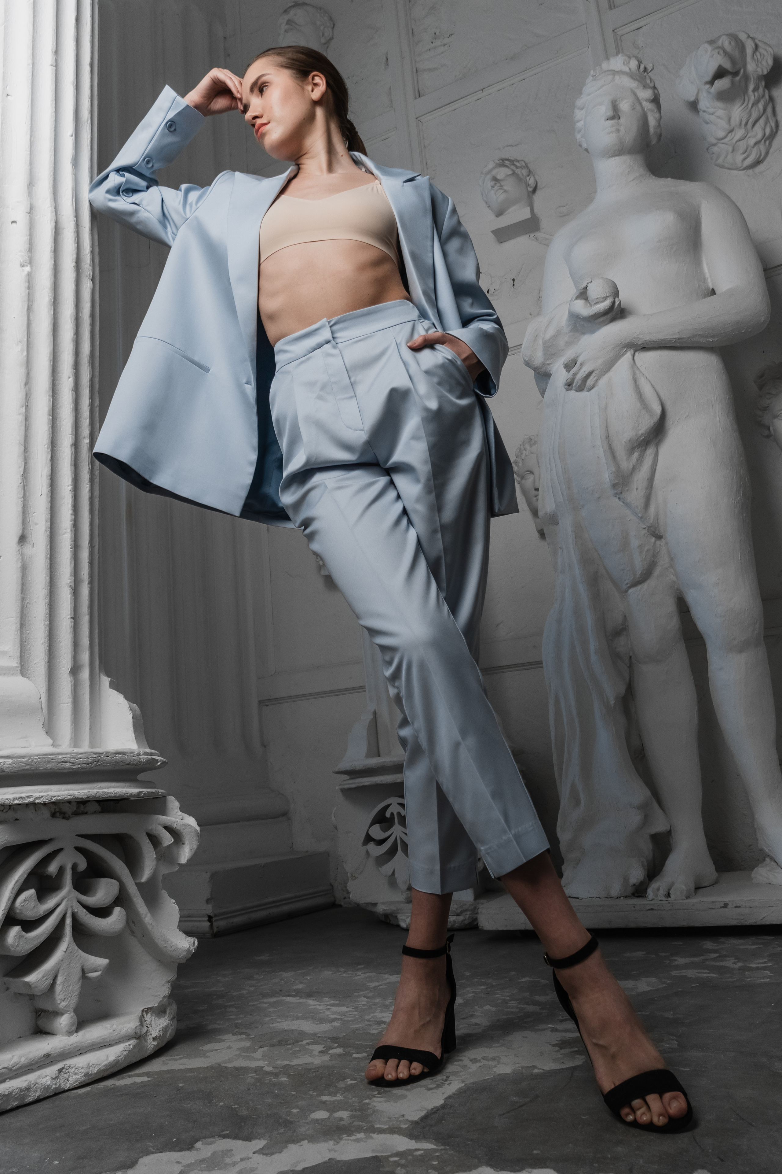 Голубой костюм из смесового шелка. Фотограф Москва