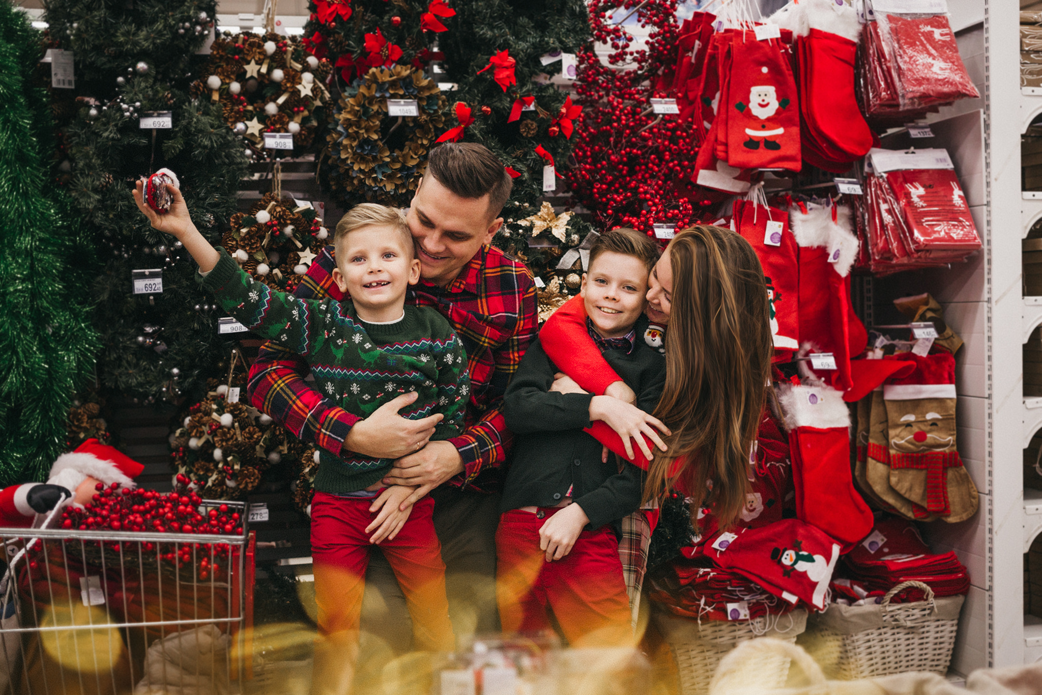 Кристина, Виктор, Марк и Тимофей в магазине новогодних товаров. Семейный фотограф в Москве Марина Петра