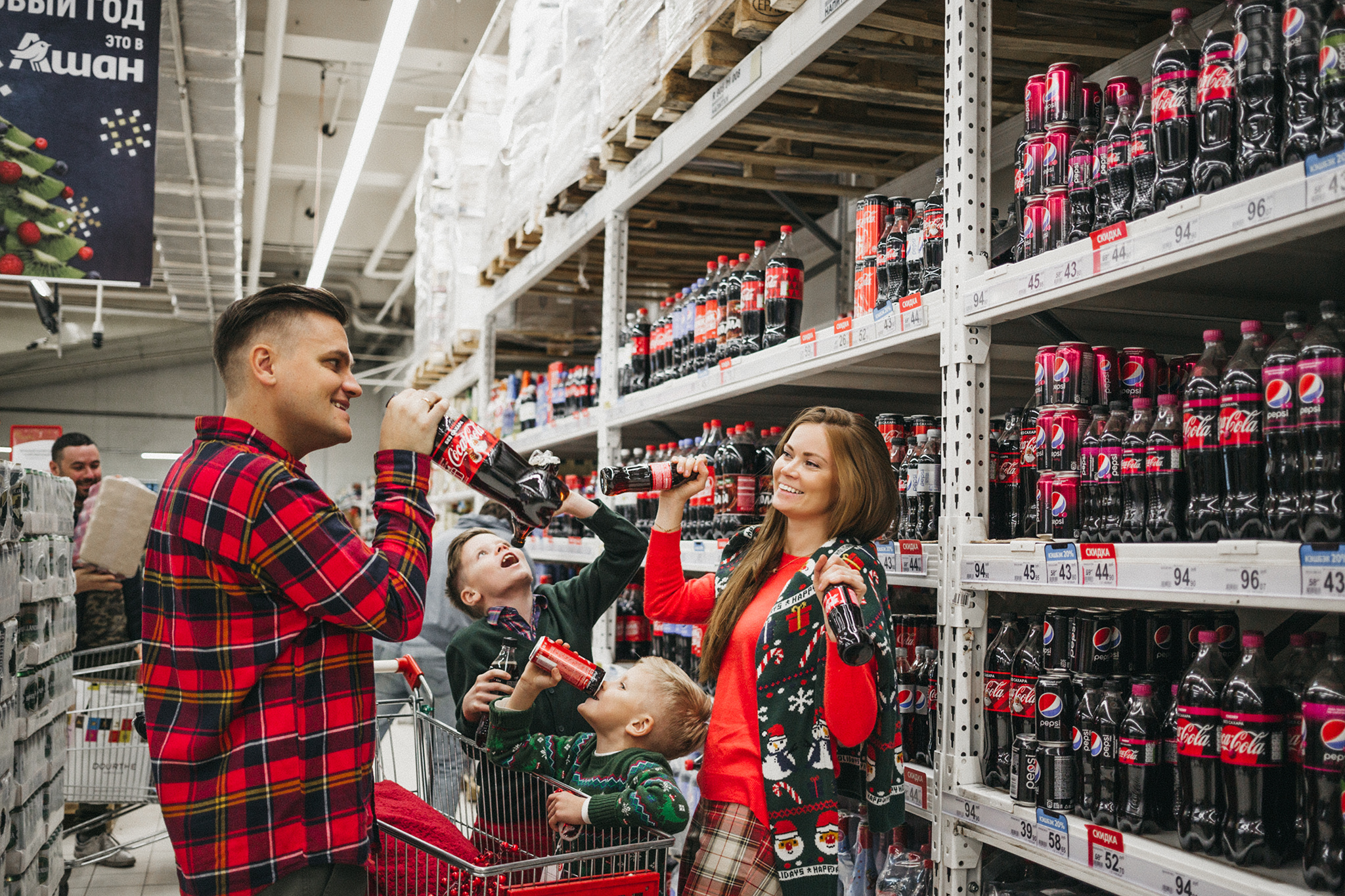 Кристина, Виктор, Марк и Тимофей в магазине новогодних товаров. Семейный фотограф в Москве Марина Петра