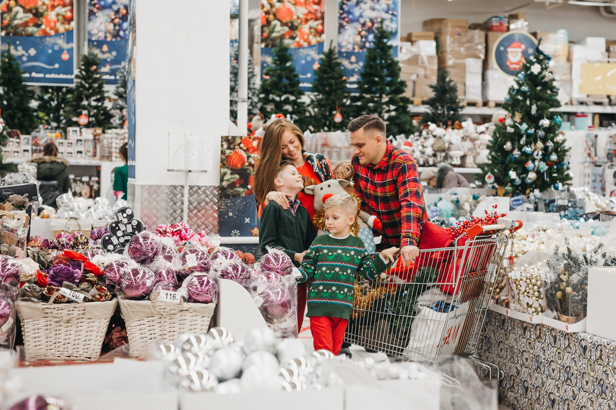 Кристина, Виктор, Марк и Тимофей в магазине новогодних товаров. Семейный фотограф в Москве Марина Петра