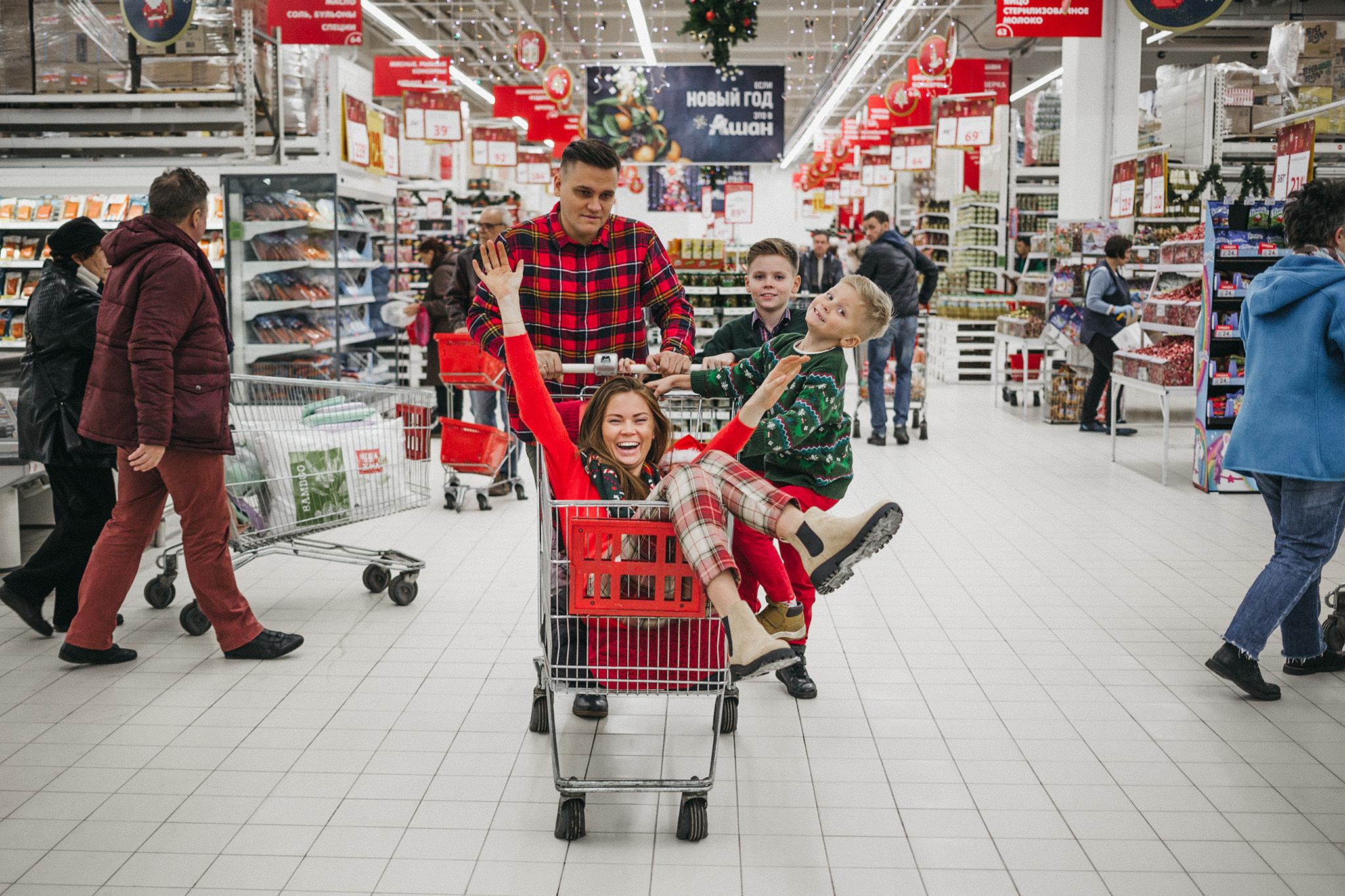 Кристина, Виктор, Марк и Тимофей в магазине новогодних товаров. Семейный фотограф в Москве Марина Петра