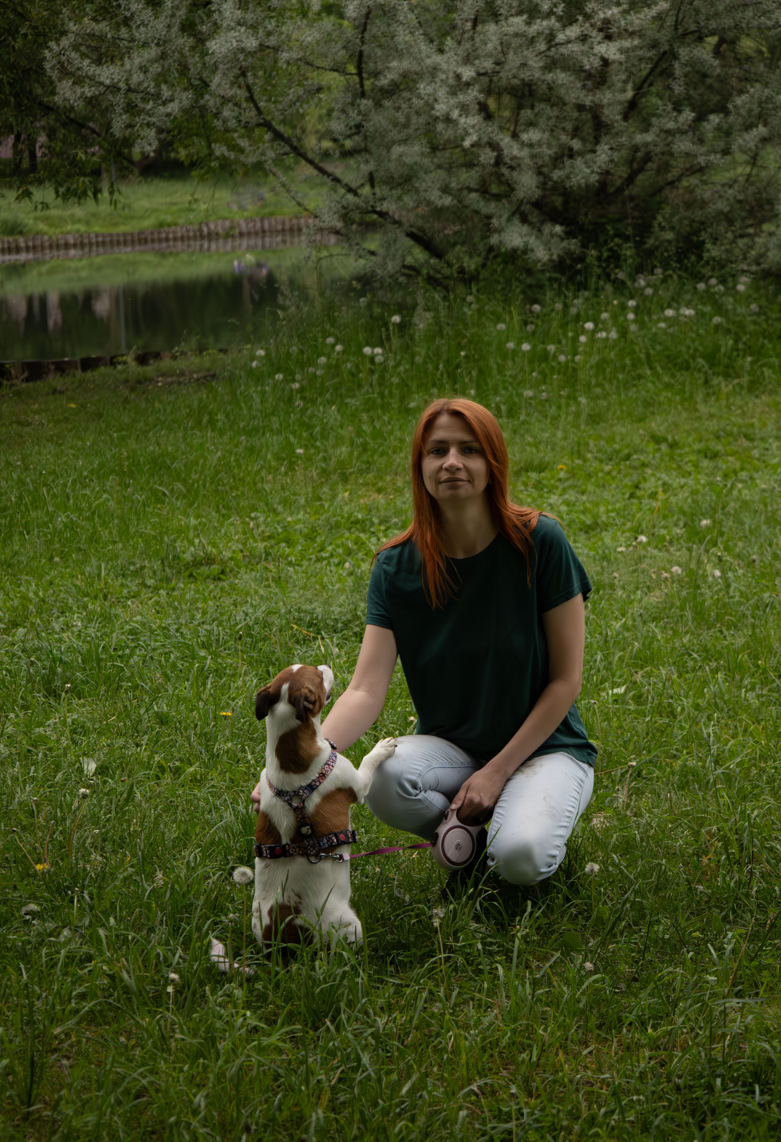 Моя маленькая спутница: Банни и Настя в Южнобутовском парке. Фотограф-анималист в Москве Екатерина Тихонова