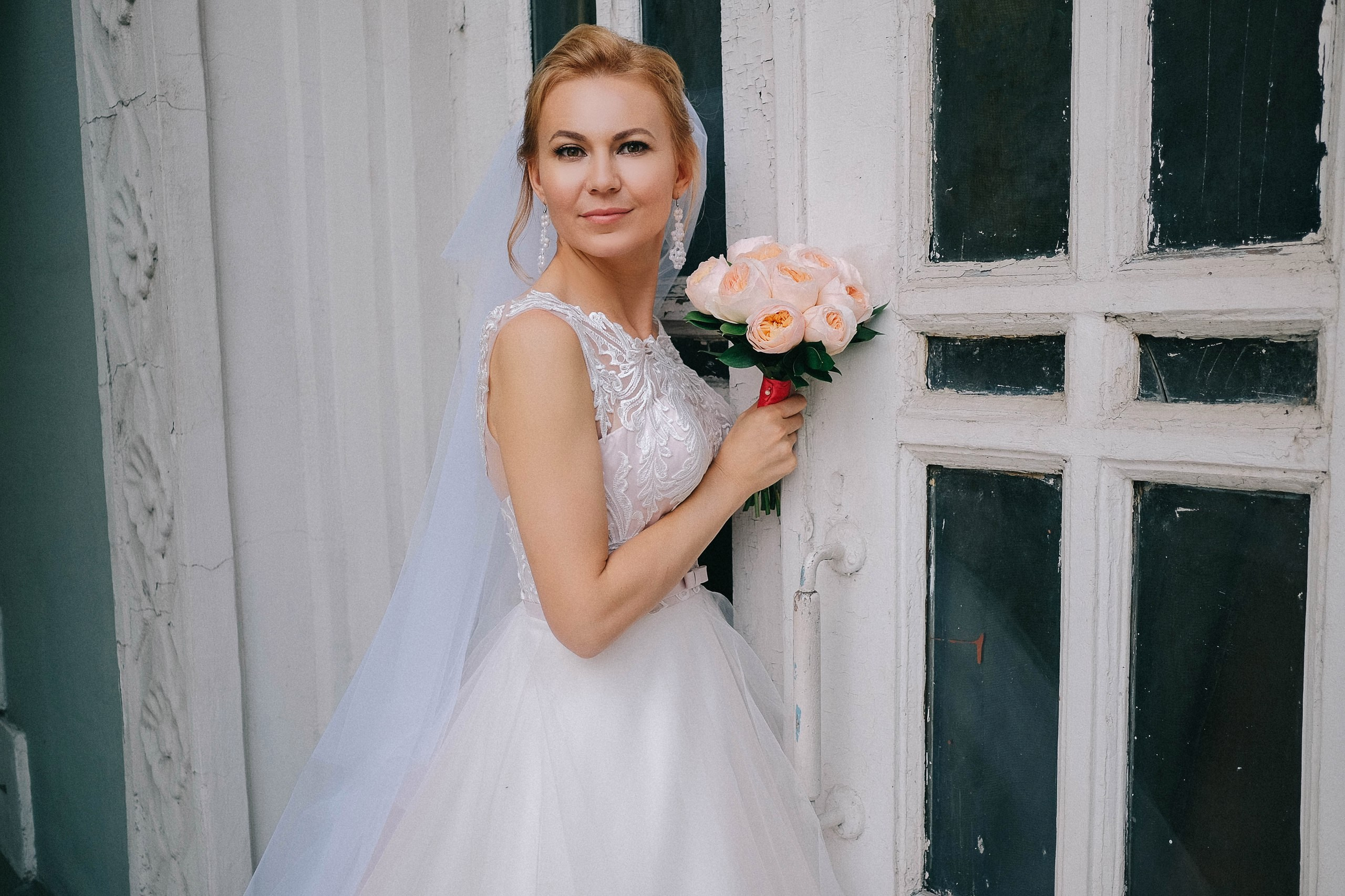 Свадебная прогулка и невеста в красивом платье