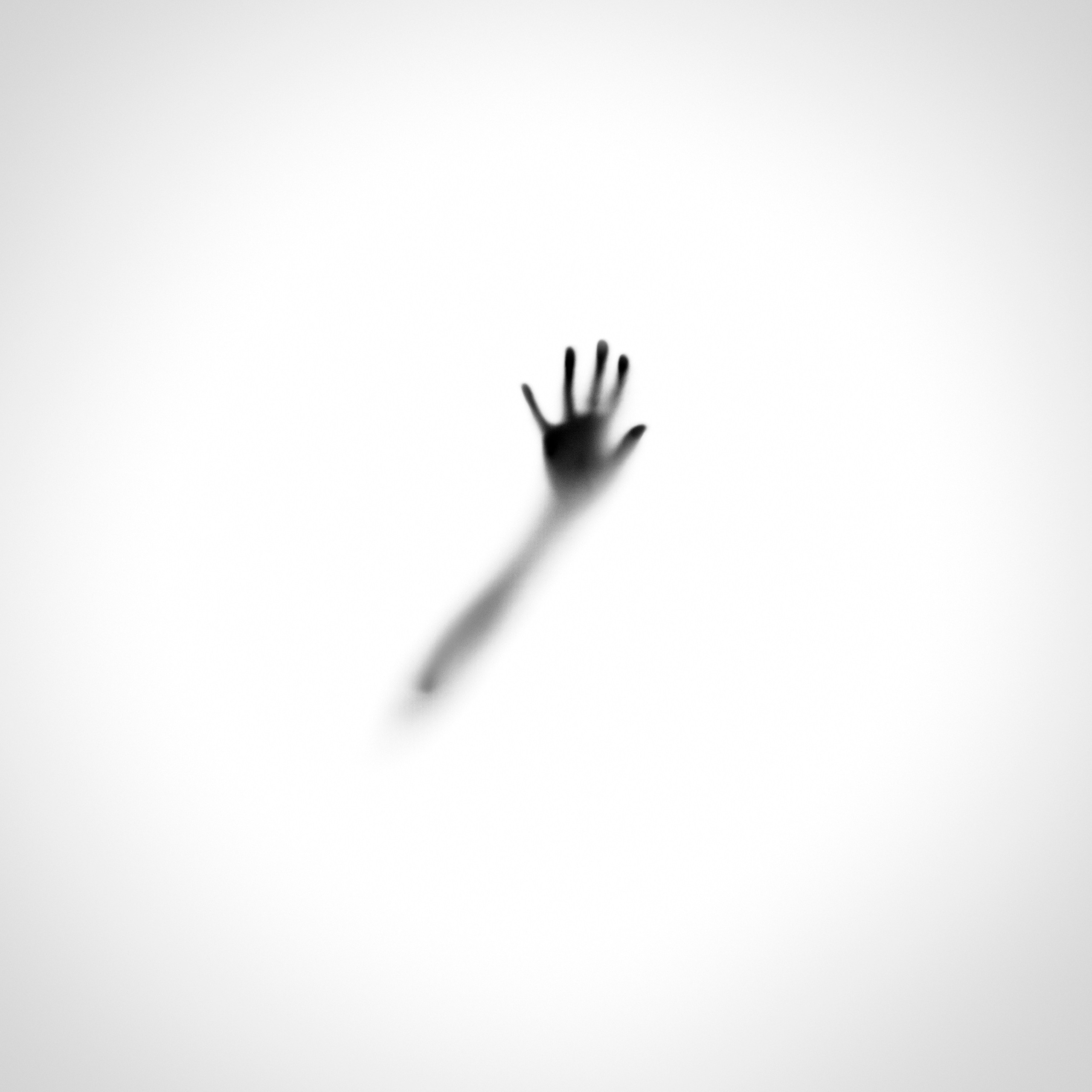 Абстрактная фотография с белым фоном и силуэтом женской руки в центре