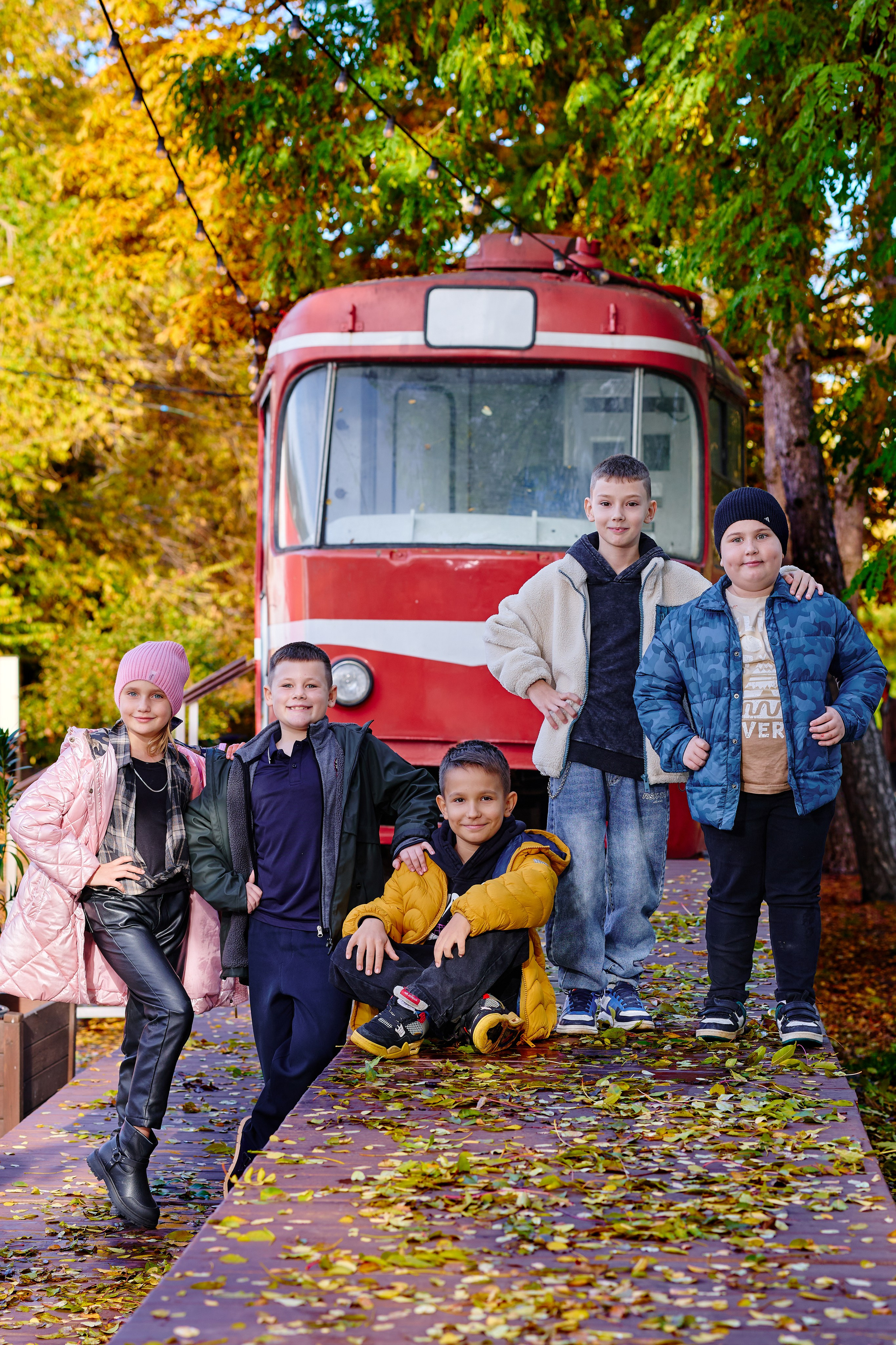 Прогулка в парке классом. Фотограф Выпускные альбомы Таганрог Сергей Коробченко