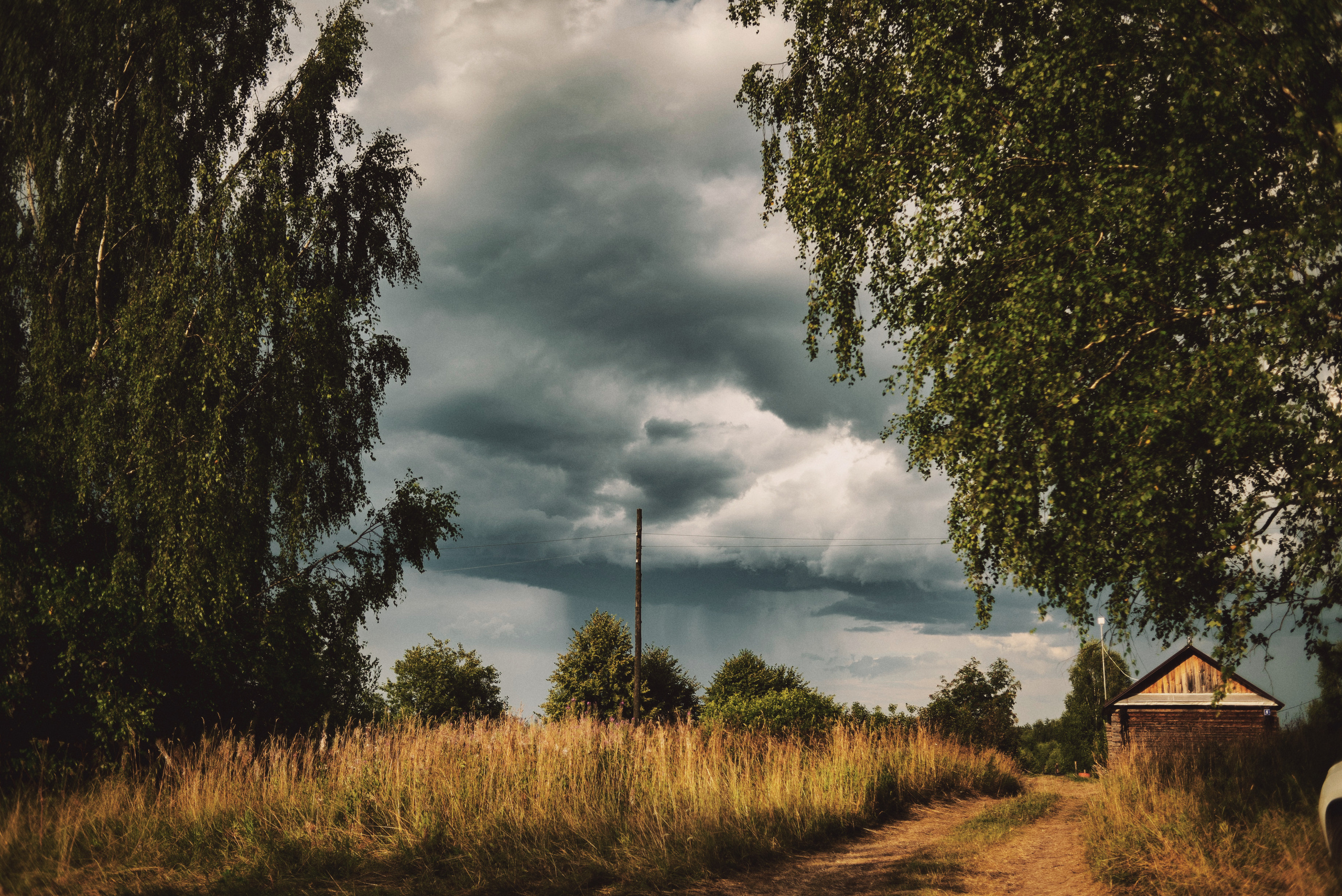 Грозовое небо и ливень на горизонте
