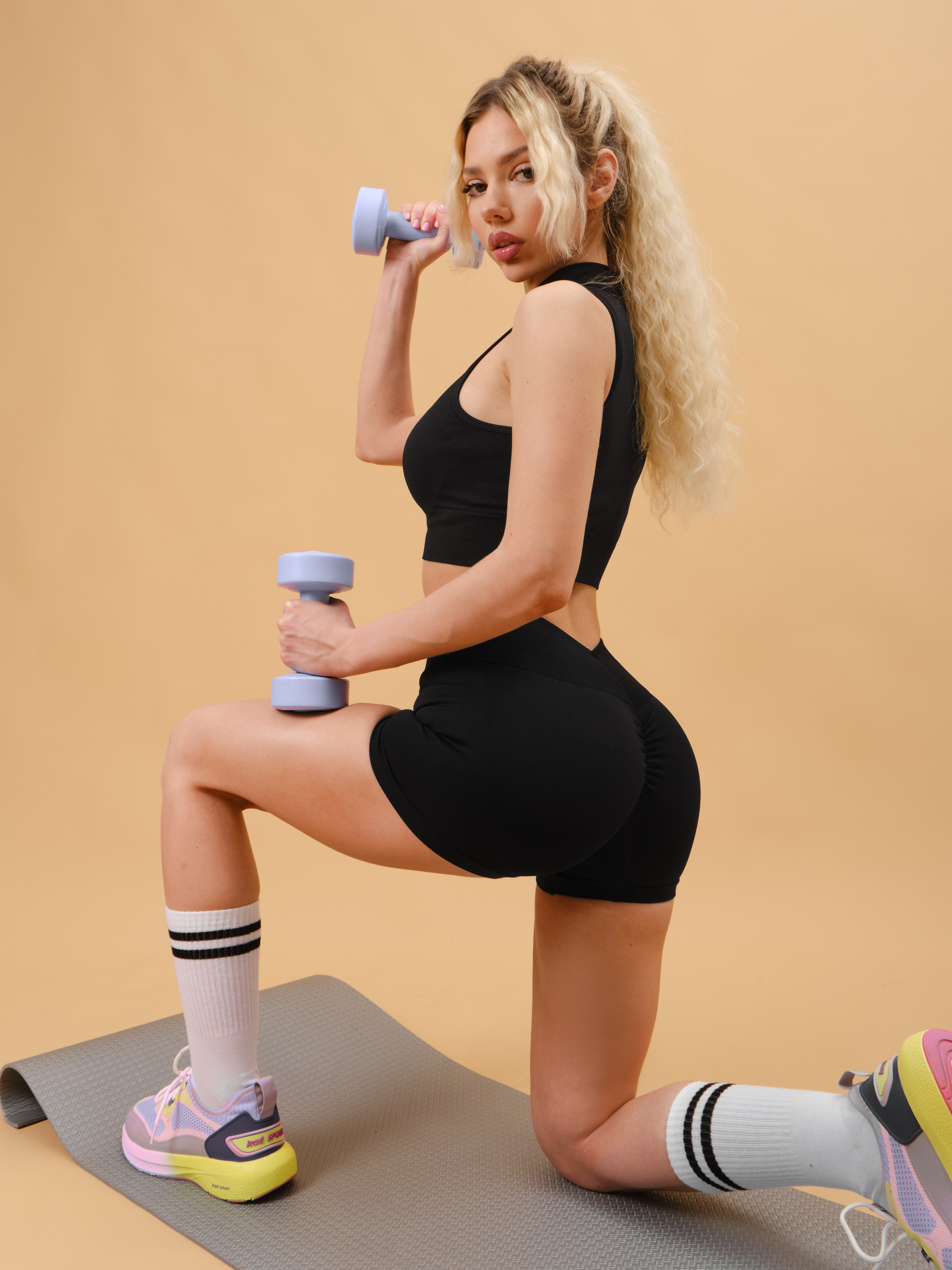 Спортивные костюмы (песочный фон). Фотостудия для Wildberries Ozon