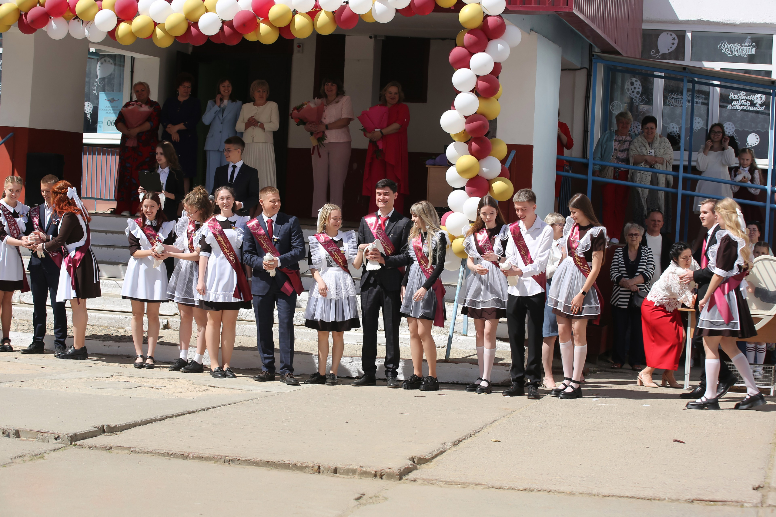 ЛИНЕЙКА «ПОСЛЕДНИЙ ЗВОНОК» 9 ШКОЛА 2024 г МЦЕНСК. ТВОЙ АЛЬБОМ / ТВОИ ПРАВИЛА