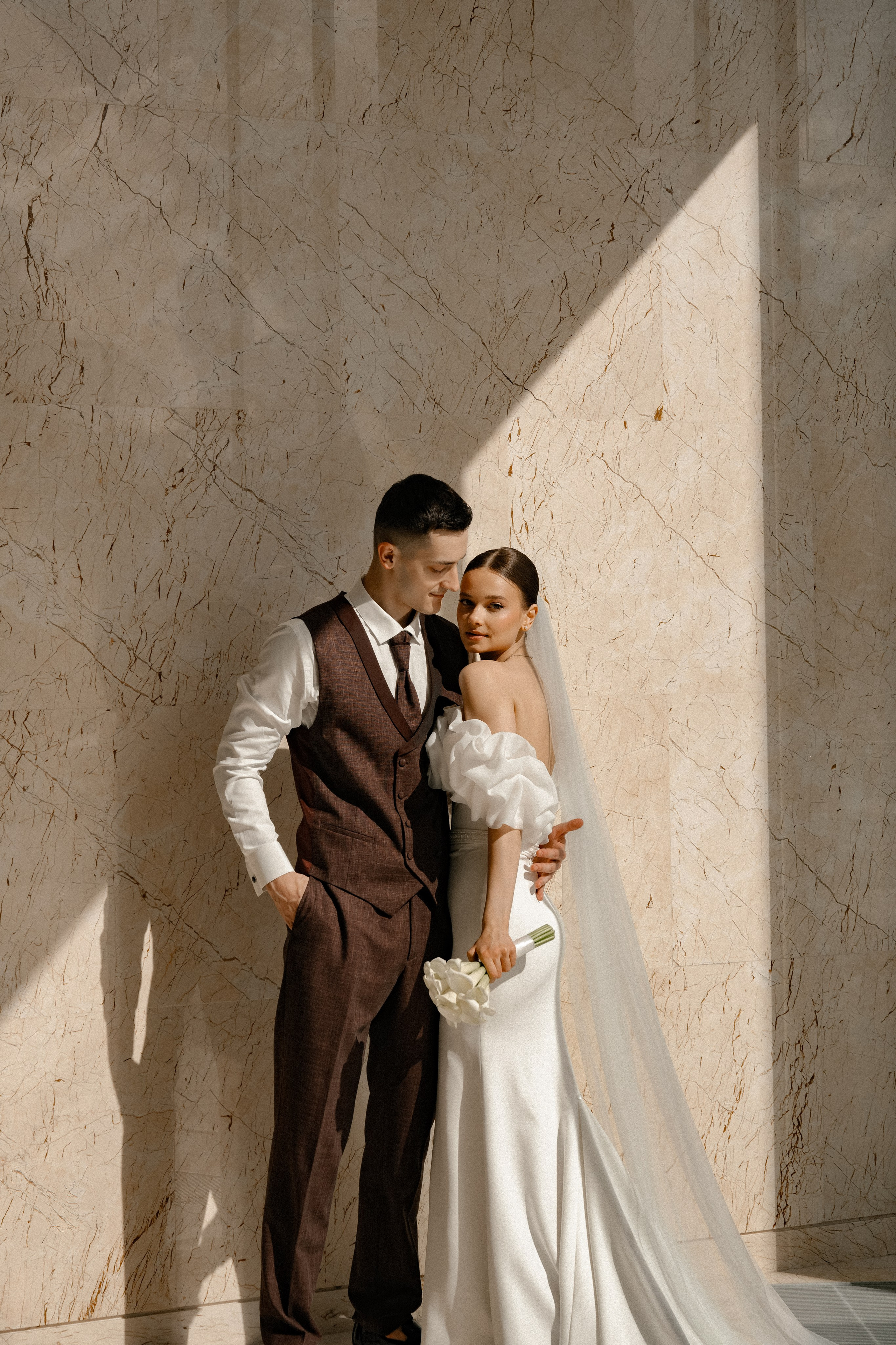 Свадебная фотосессия в Бутырском ЗАГС (Дворец Бракосочетания № 4) и прогулка в отеле Solux (Солюкс)