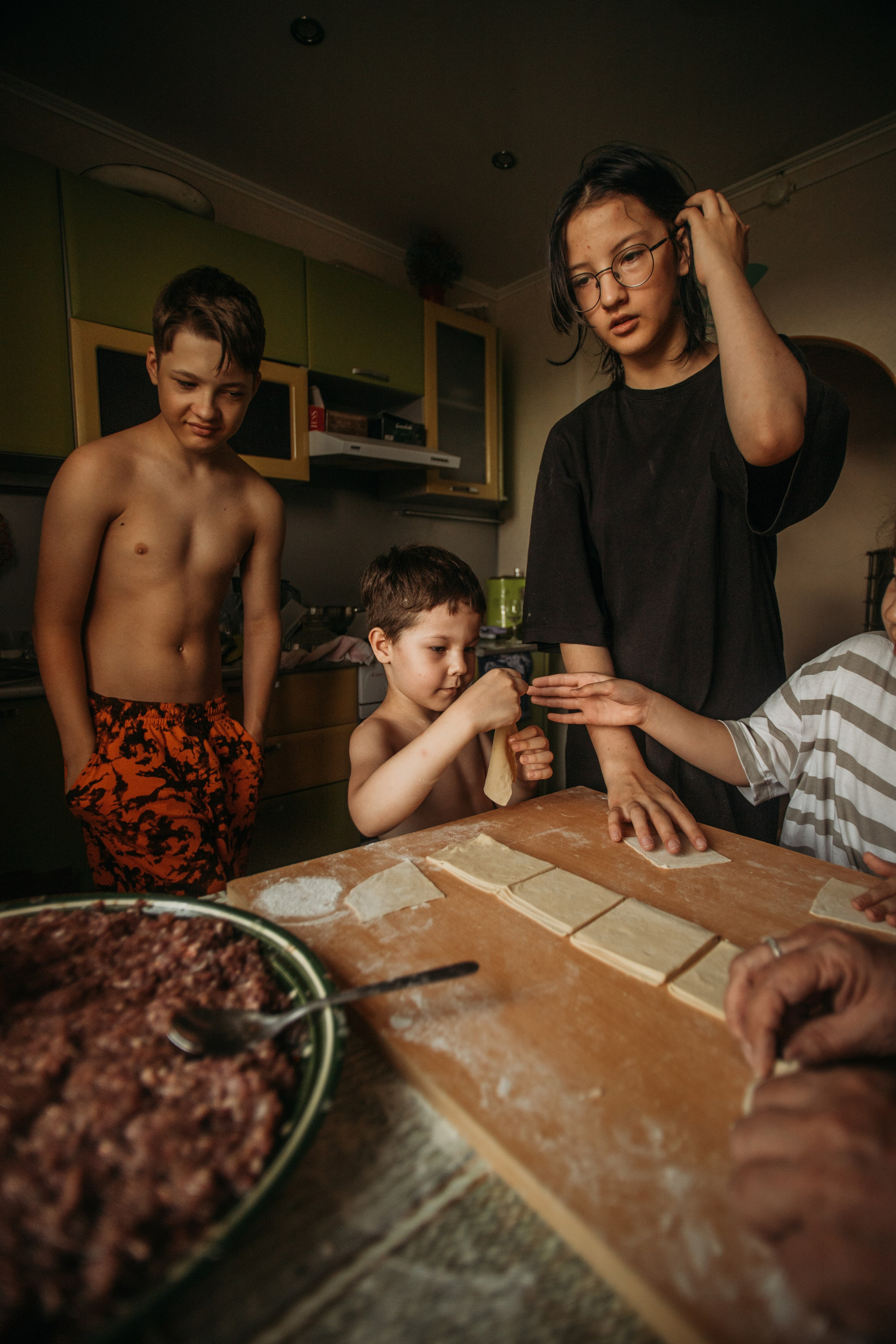 Домашняя фотосессия моей семьи. Венера Гайн. Репортажный фотограф  Тюмень. Обучение фотографии с 0