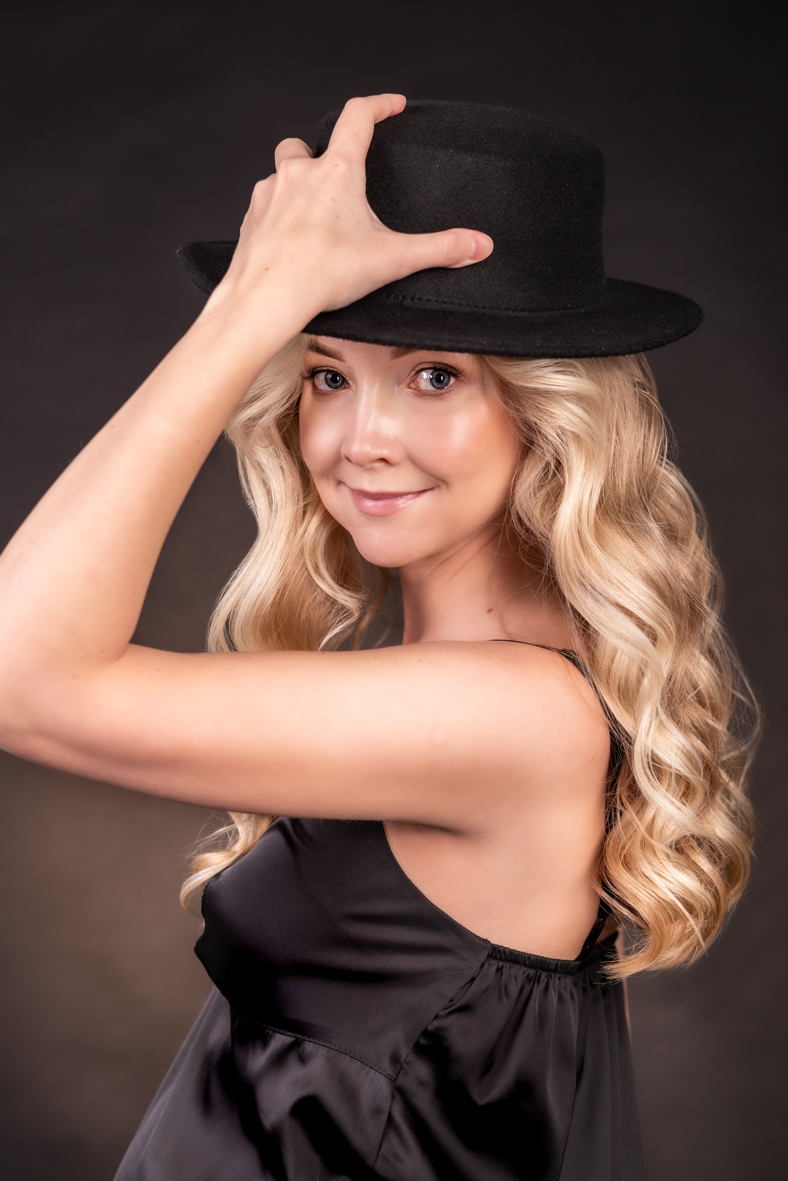 беременная женщина в шляпе крупный портрет