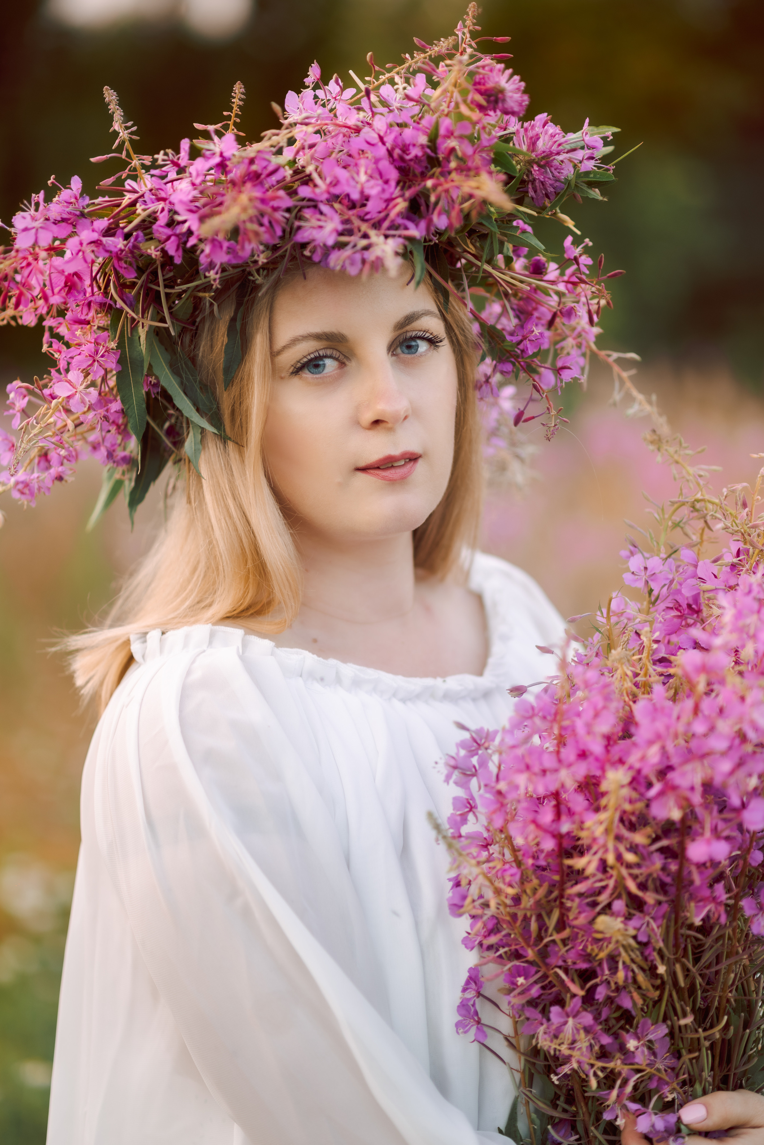 портрет девушки в поле не закате с венком на голове и букетом из иван-чая