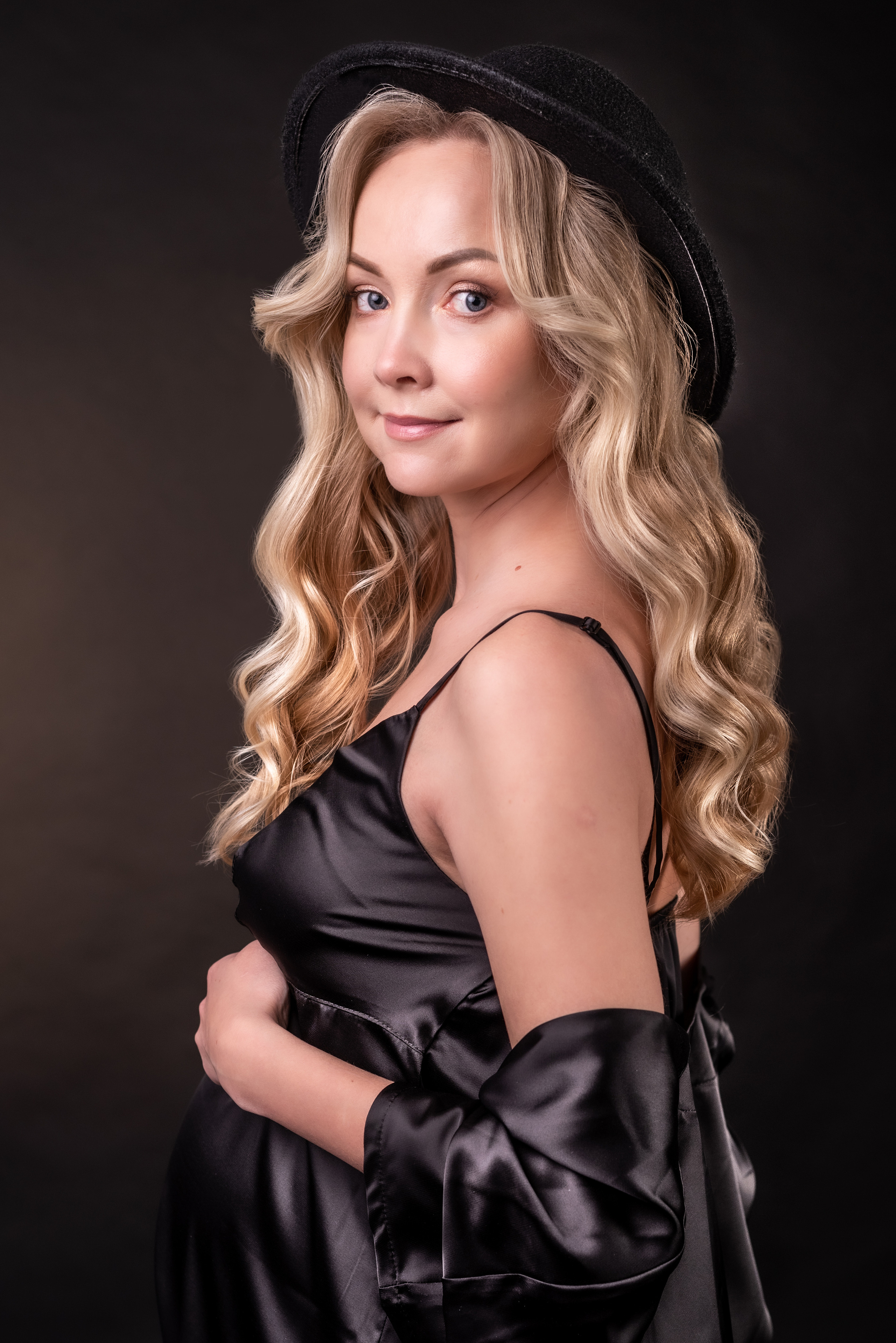 крупный портрет беременной женщины с белыми локанамив черном платье